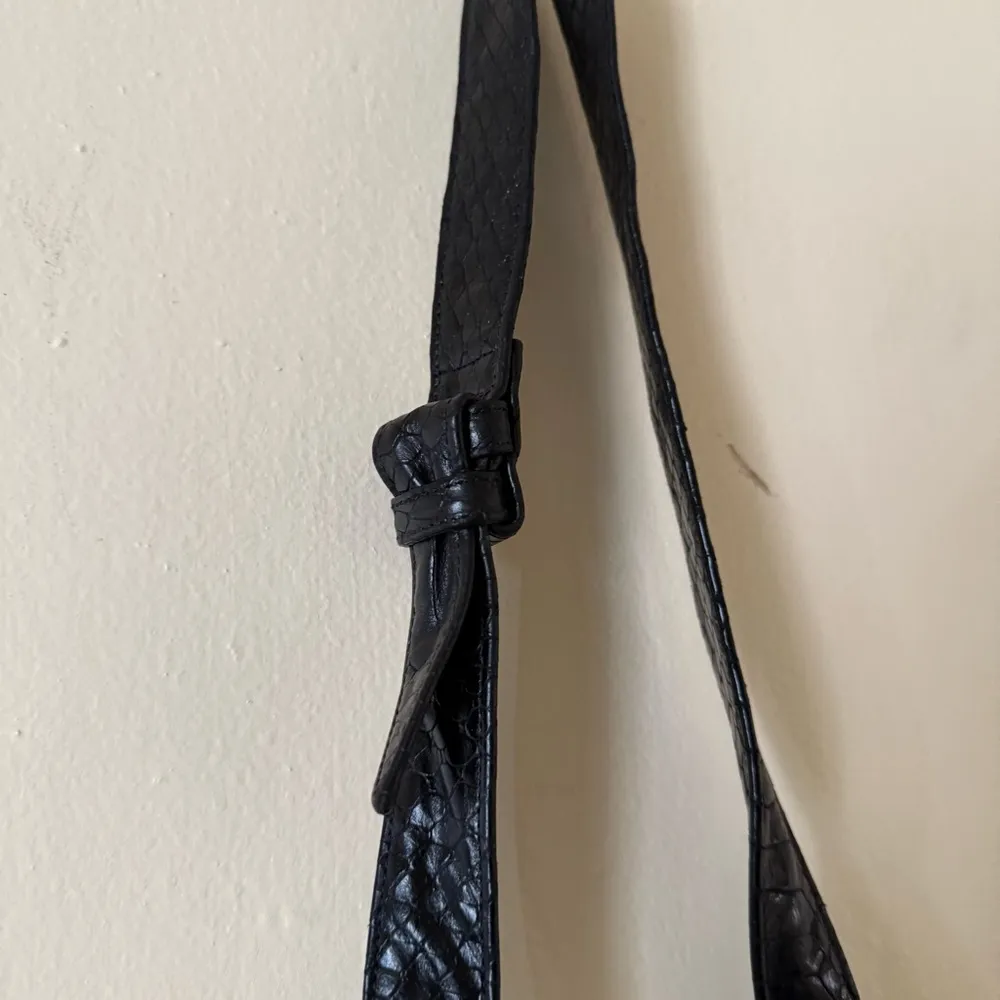 Vintage SHARIF Reptile Embossed Cross Body Shoulder Bag Black - Image 7