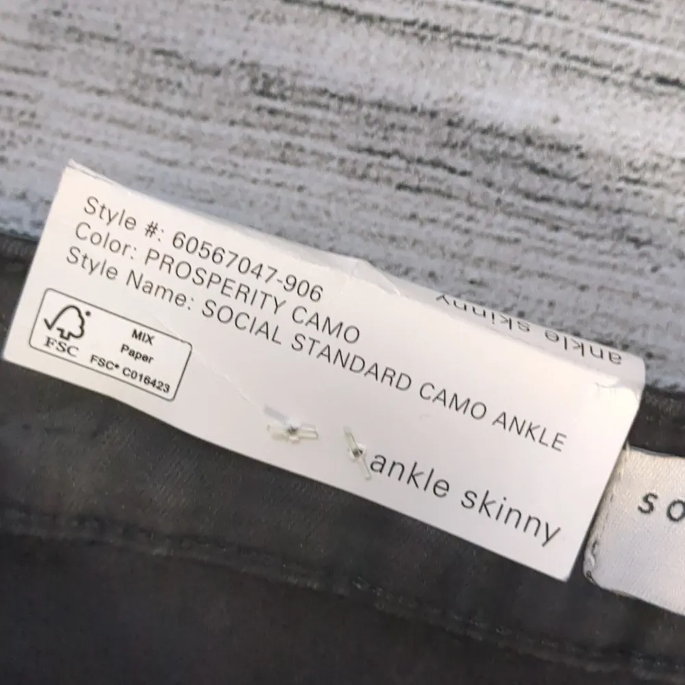 Social standard by sanctuary ankle skinny camo jeans size 4 - Image 3