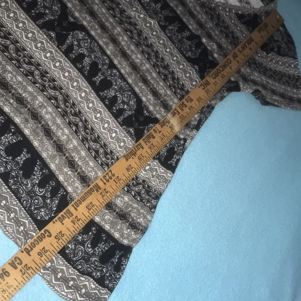 RUE21 Elephant animal print lightweight short sleeve stretchy top size M - Image 5