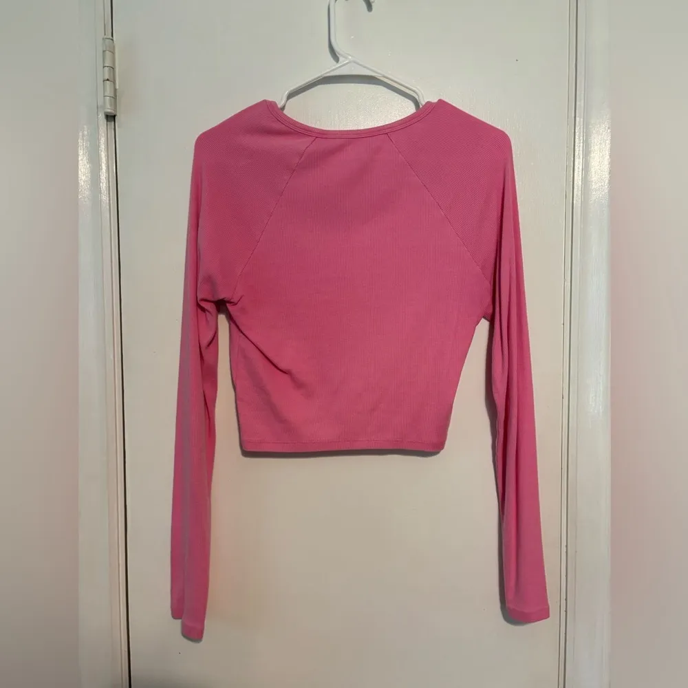 pacsun basics pink long sleeve cropped shirt size medium - Image 3