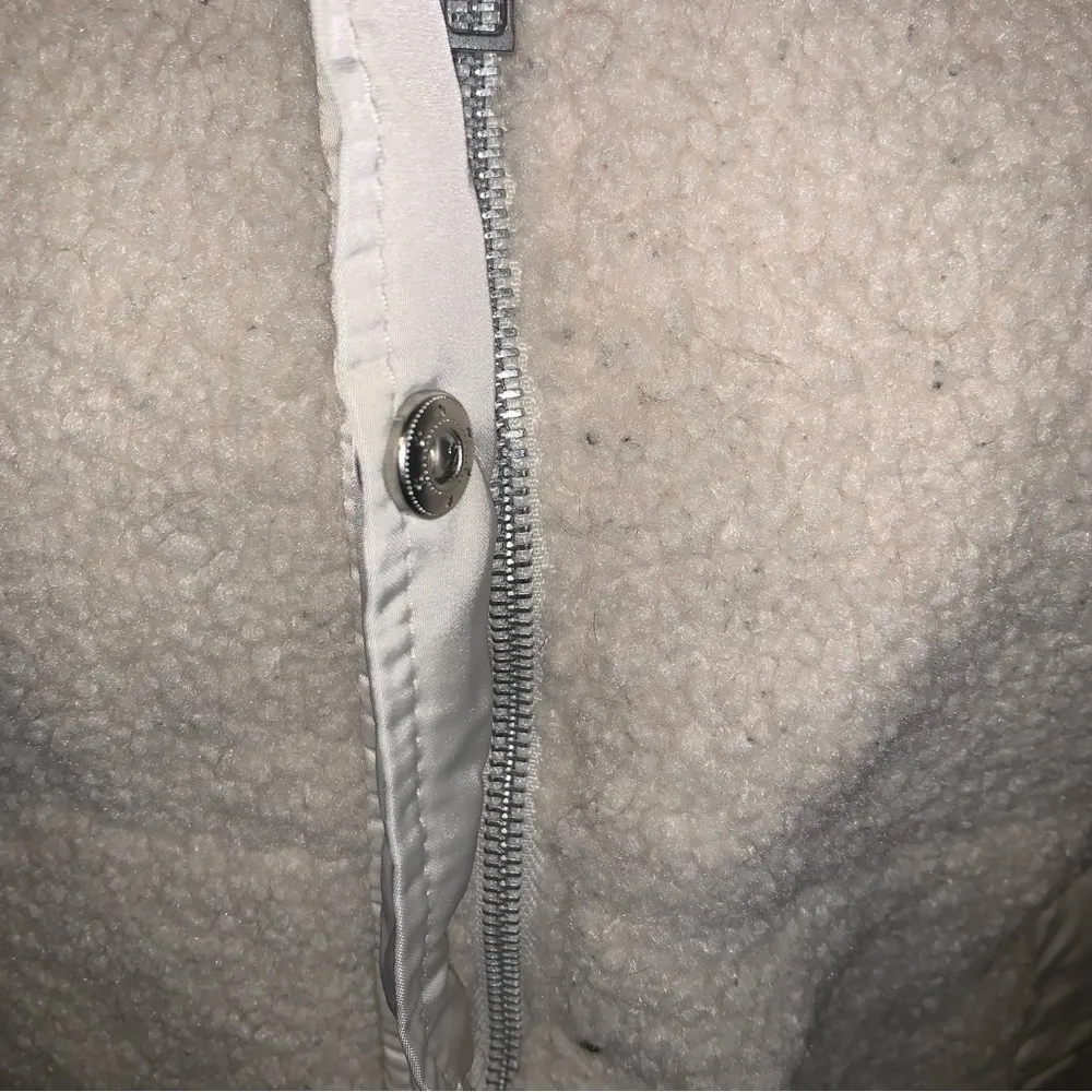 Cream Puffer Coat size medium 8/10 FLAW - Image 5