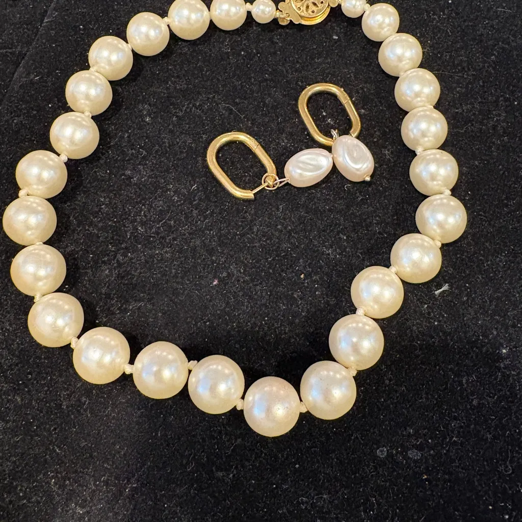Elegant Pearl Necklace and Earring Set Gold - Image 2
