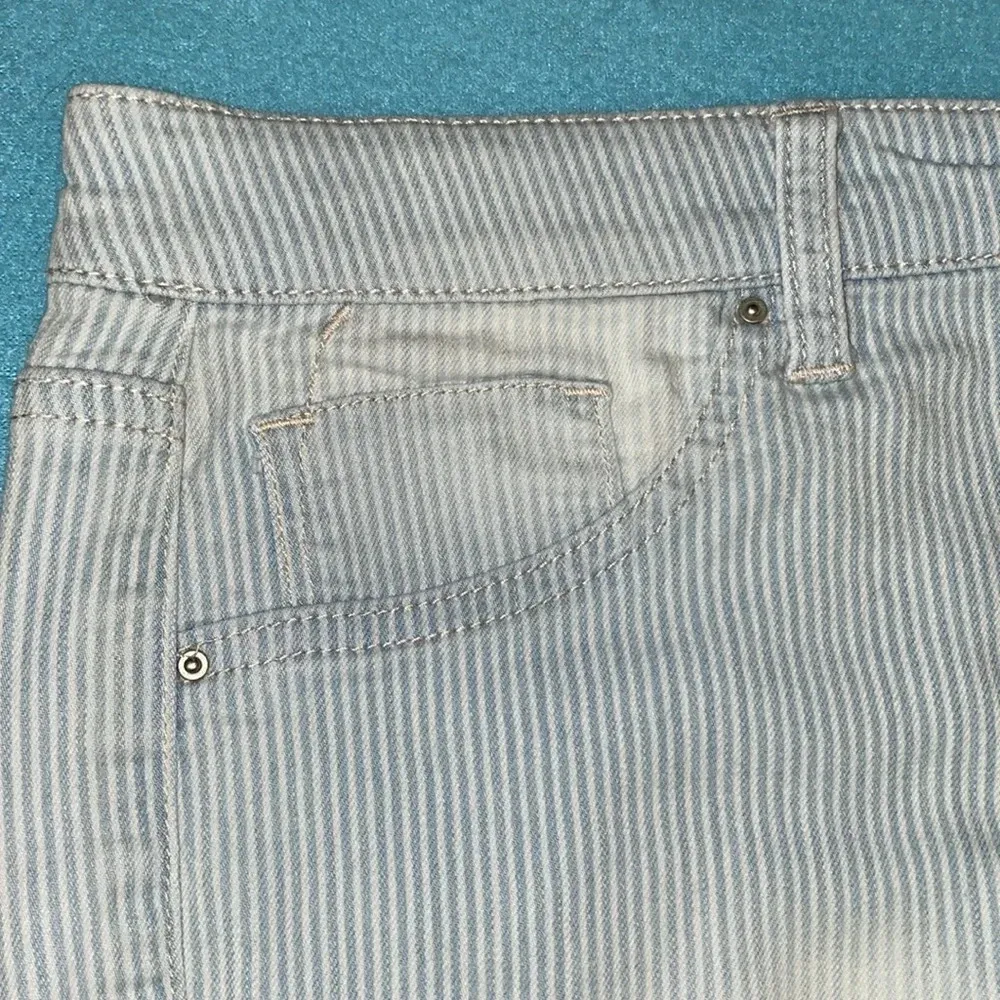 MOSSIMO pinstripe denim mid rise capri jeggings stretchy soft size 10 Blue - Image 4