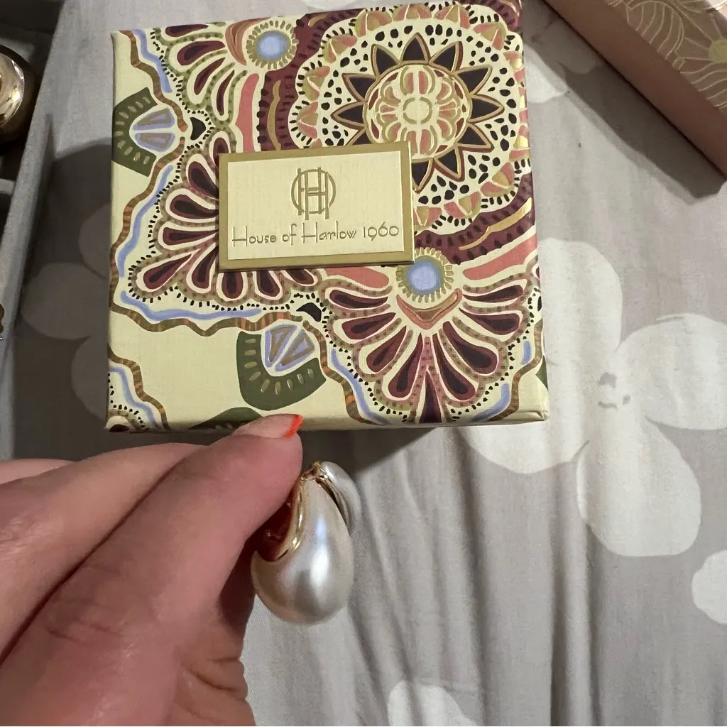 House of Harlow 1960 Gold and White Earrings - Image 2