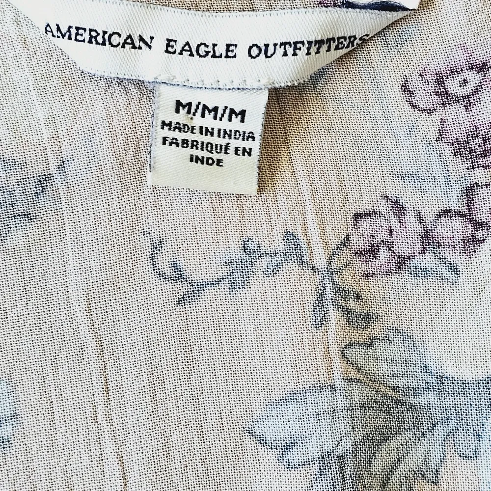 American Eagle Blush Floral Surplice Bell Sleeve Belted Romper Size Medium - Image 6