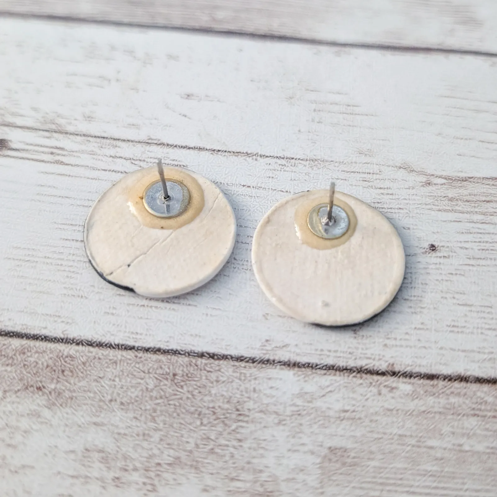 Vintage Stud Earrings Black and Off White Circle - Image 5