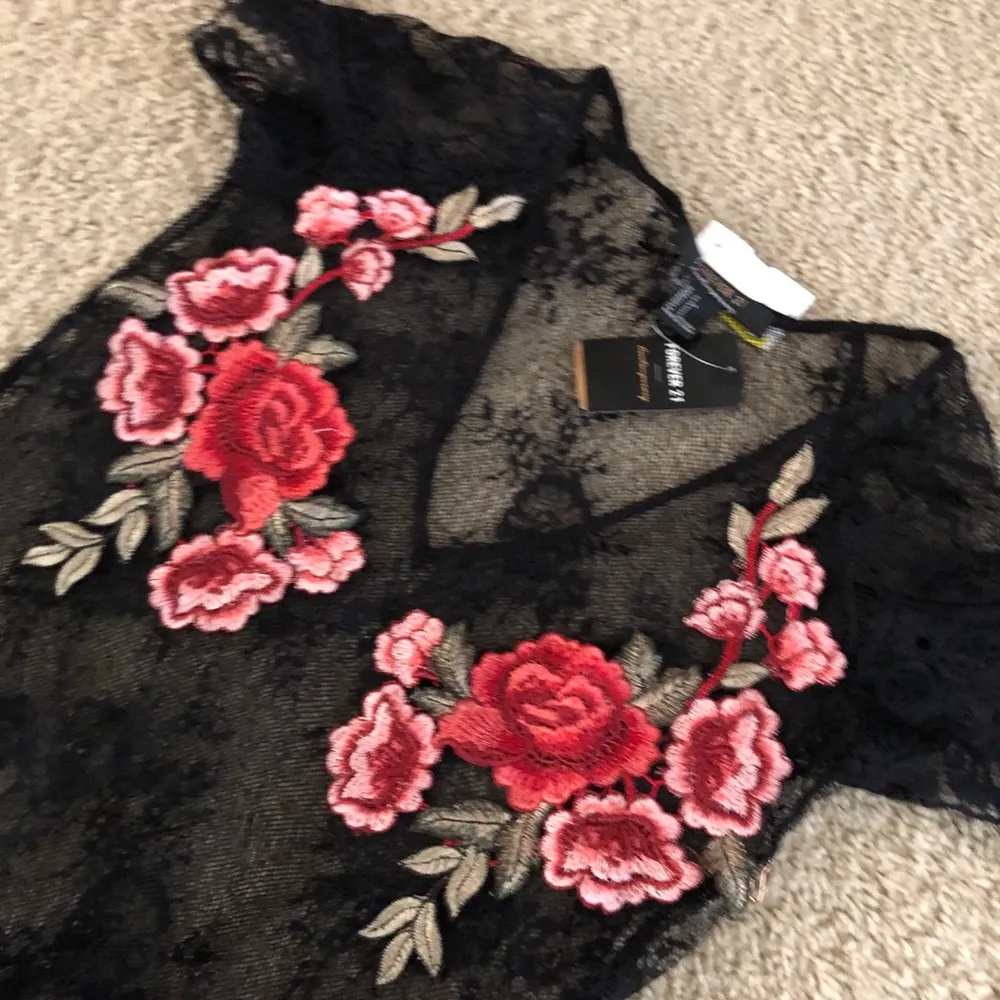 Black lace mesh slit maxi dress embroidered flowers never worn - Image 5