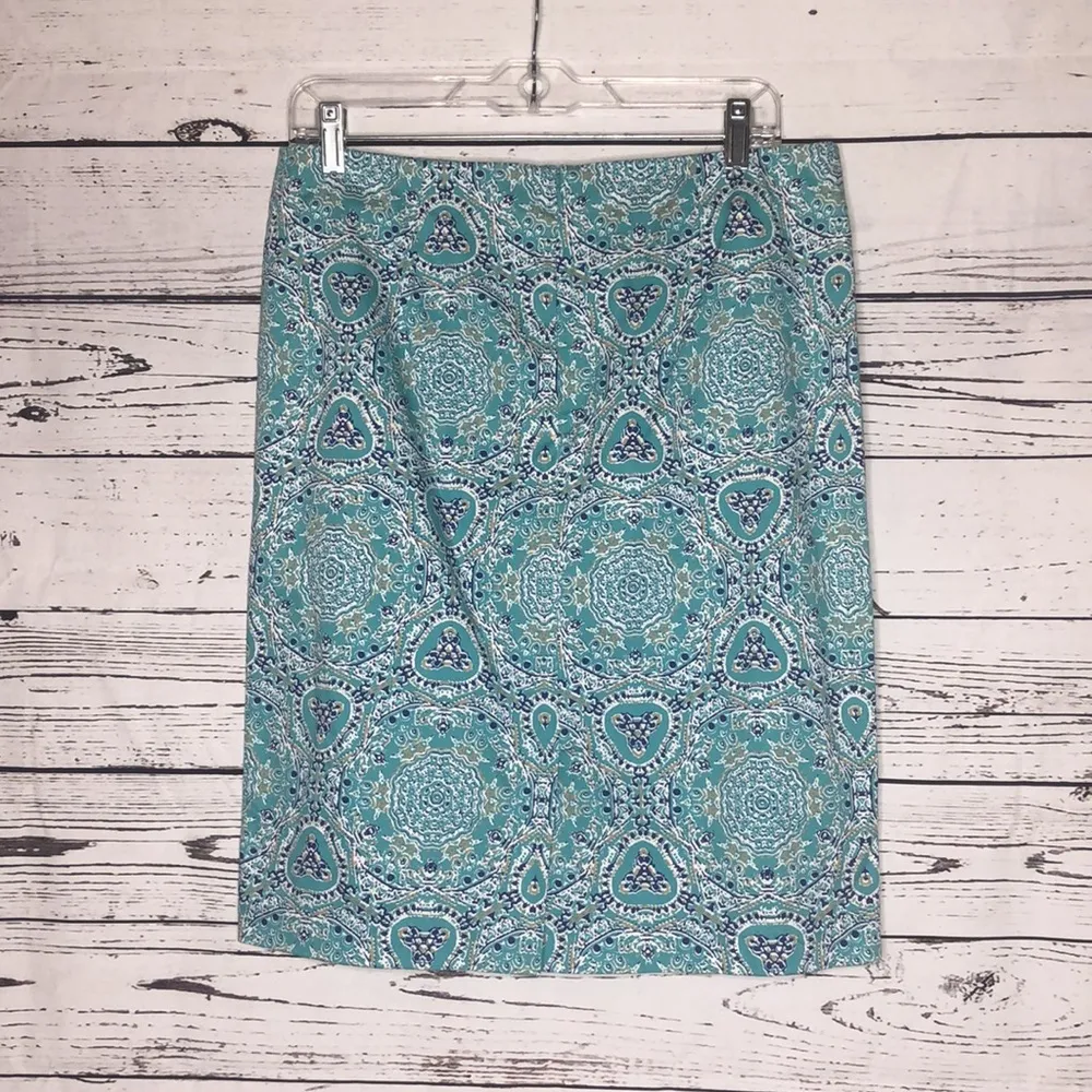 Lord & Taylor NWT Size 8 Blue & White Printed Straight Pencil Skirt - Image 3