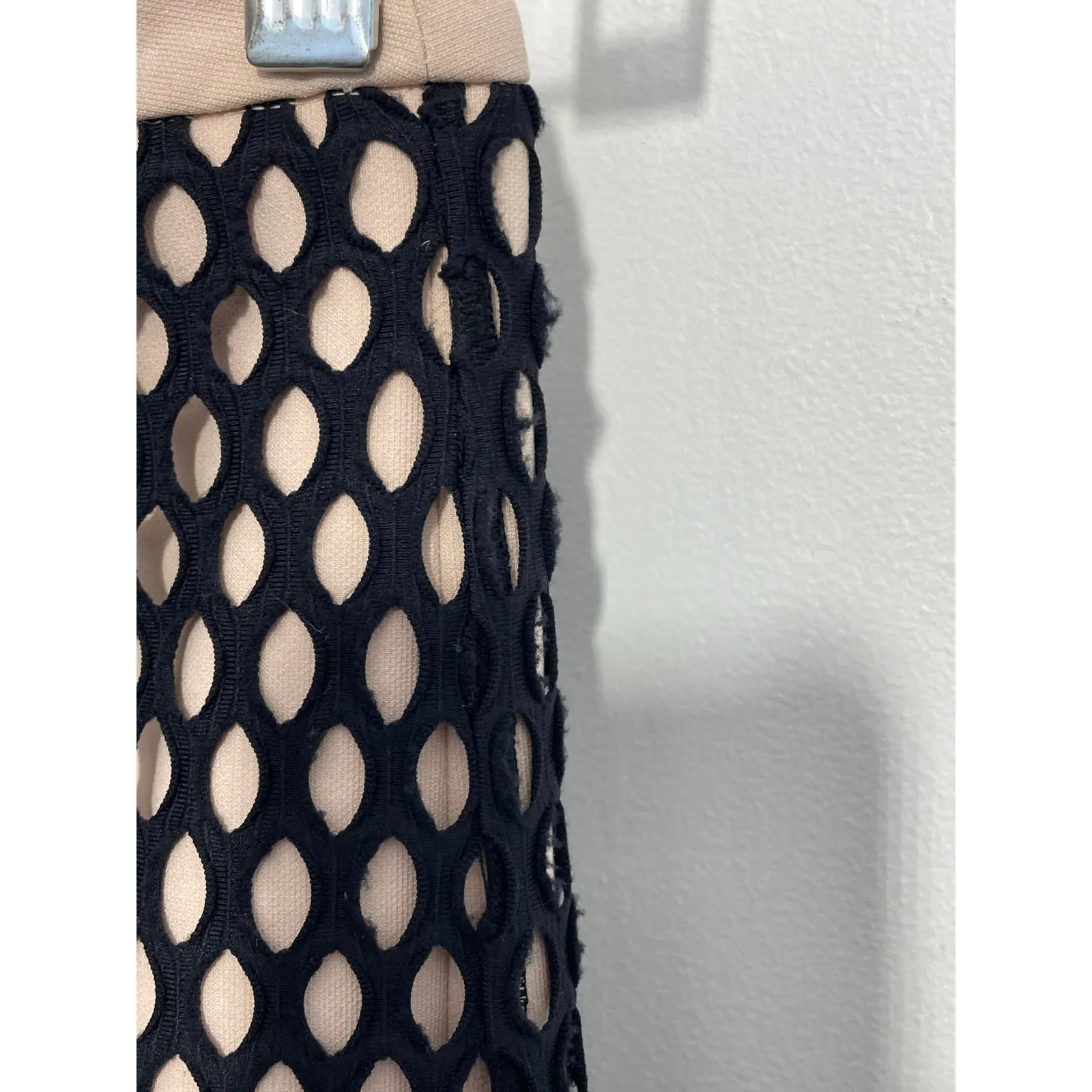 Elizabeth & James Pencil Skirt Size 2 Nude Black Mesh Overlay Office Siren - Image 4