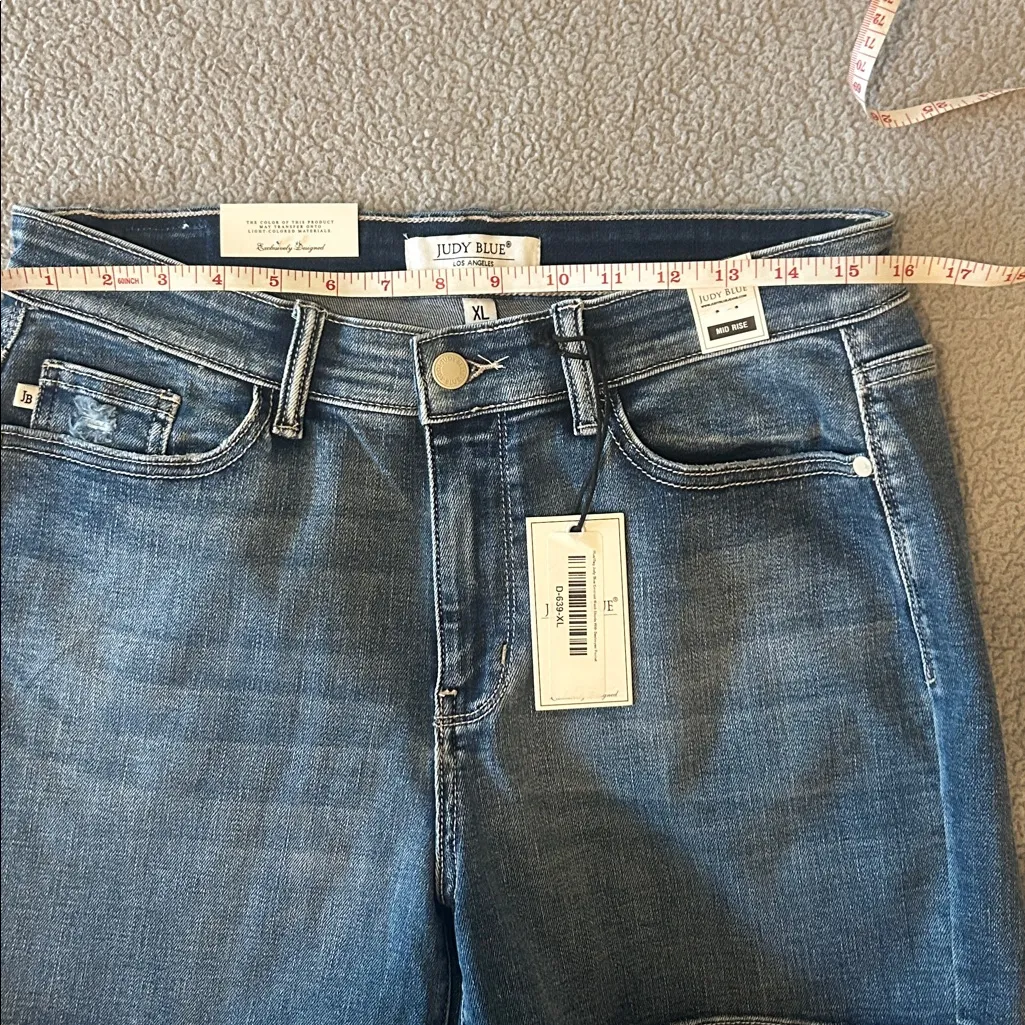 NWT Judy Blue Mid Rise Contrast Medium Wash Jean Shorts Destroyed Pocket XL - Image 6