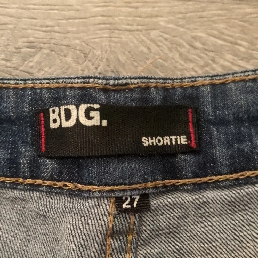 BDG shortie shorts size 27 - Image 2