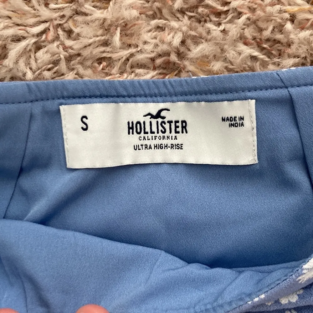 Hollister daisy print mini skirt sz S - Image 2