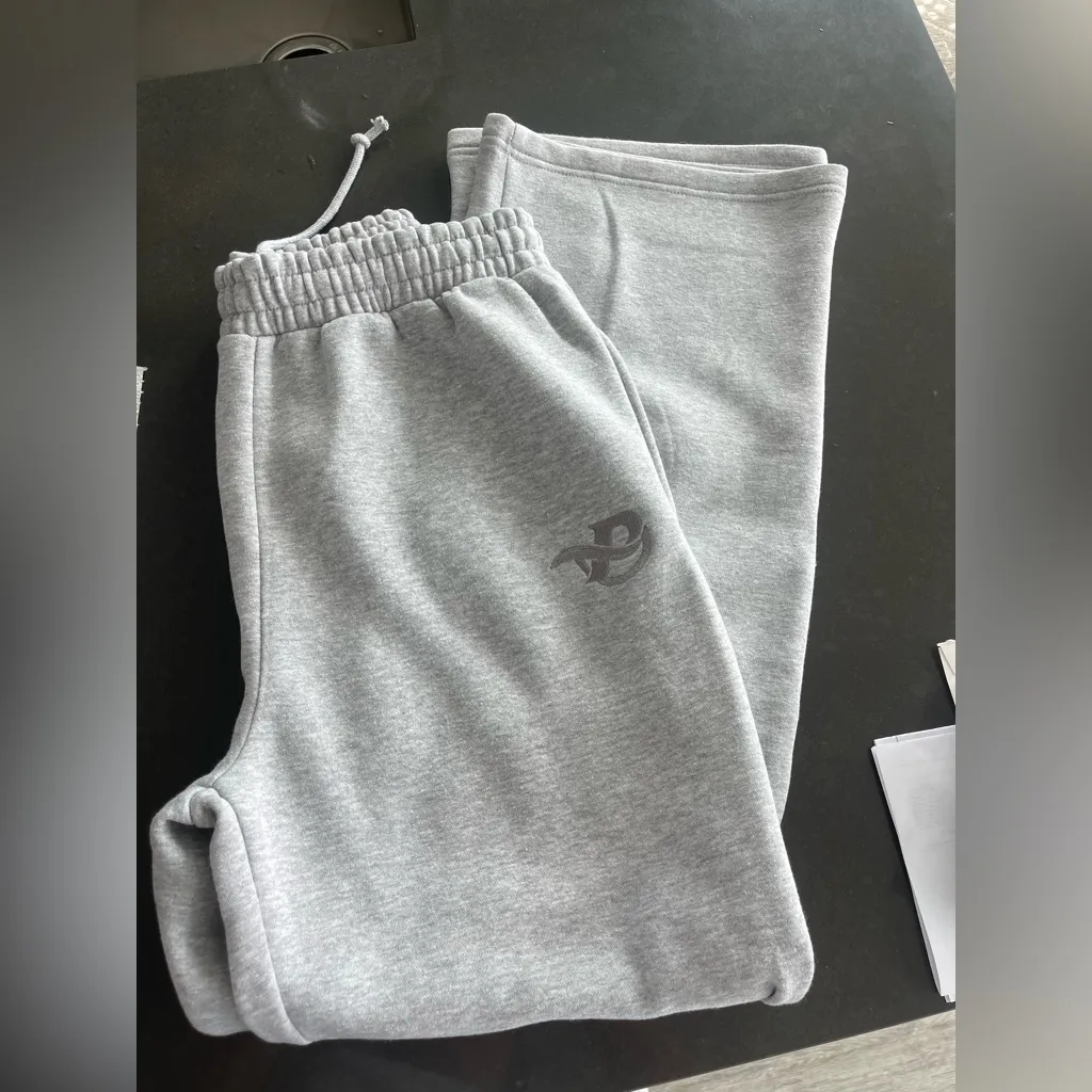 NWT PRETTYLITTLETHING ASH GREY LOGO EMBROIDERED WIDE LEG SWEATPANTS M - Image 5