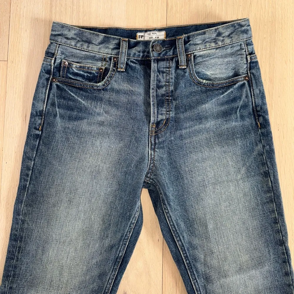 Free People Jeans Straight Leg Medium To Dark Wash 100% Cotton Size 26 - Image 2