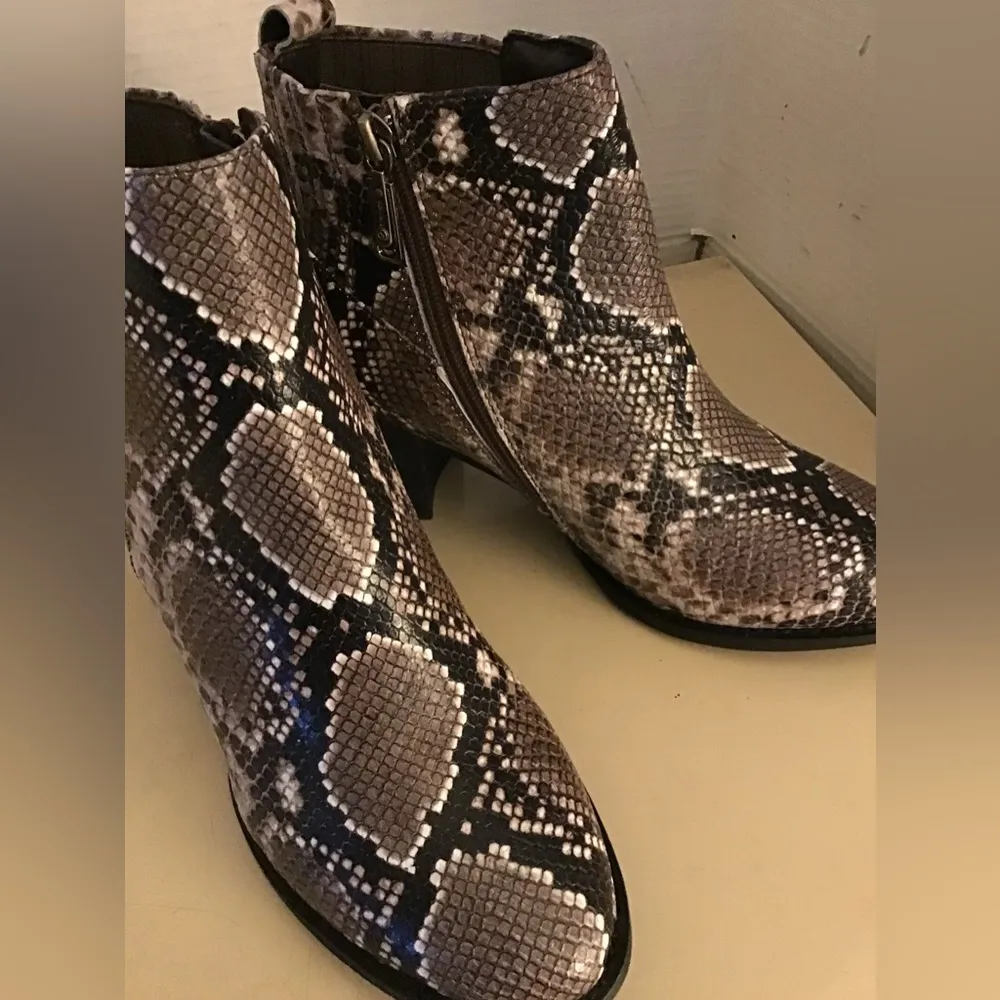 Blondo women snakeskin leather chelsea waterproof boots US 9.5 - Image 11