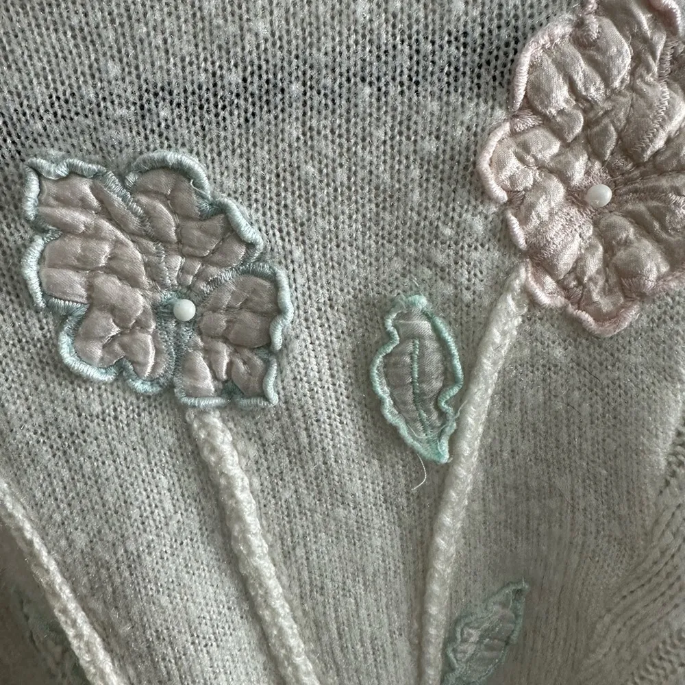 Vintage 80’s or 90’s Made in Italy Sweater Flower Bead Appliqué Accent Small White - Image 2