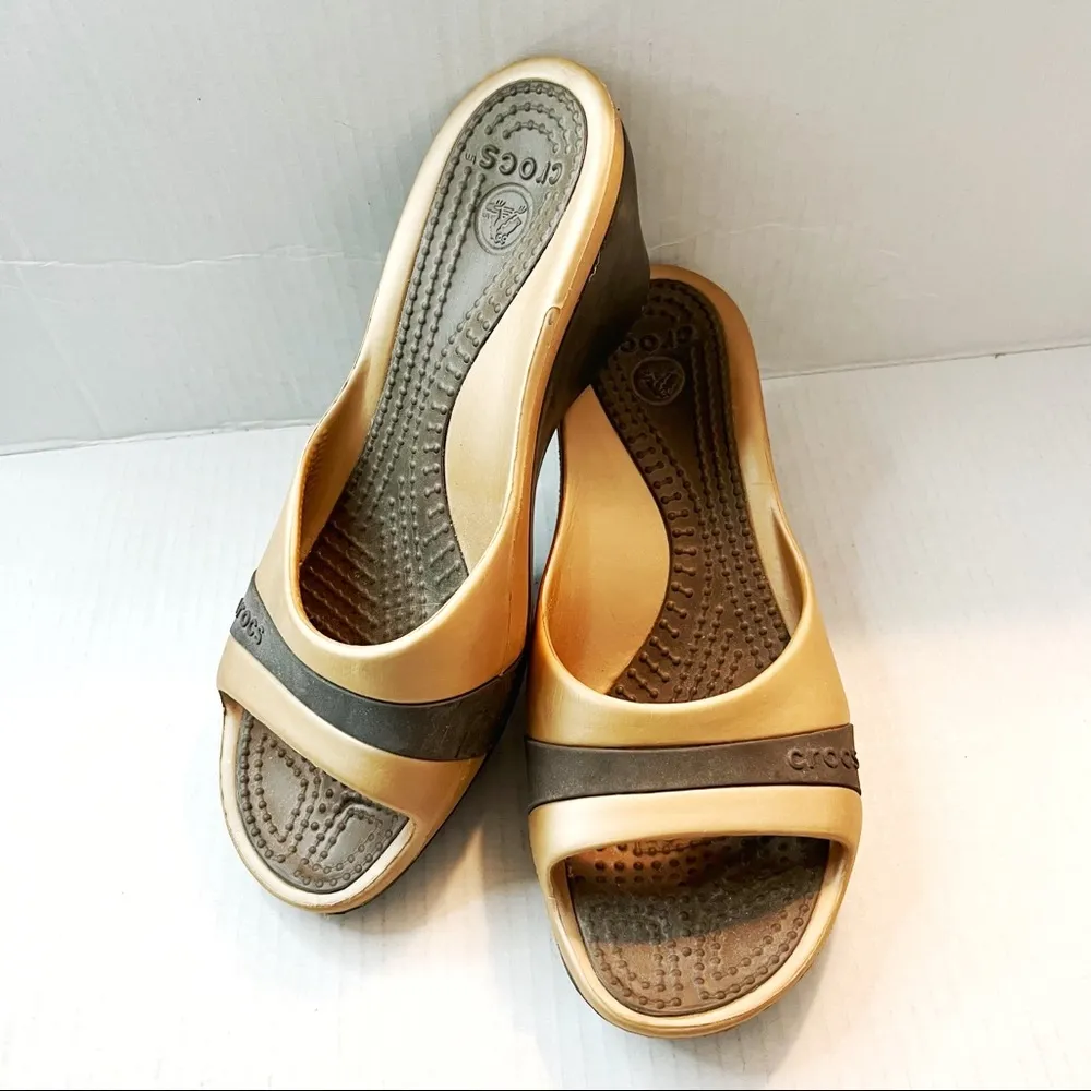 Crocs Slides Sassari Women’s Wedge Heel Sandal in Chocolate & Gold Sz 10 EUC - Image 2