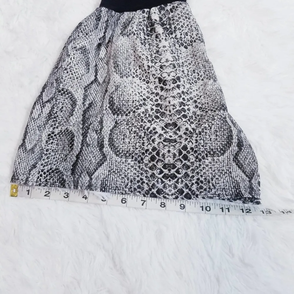 Rachel Zoe Animal Print Maternity shorts - Image 9