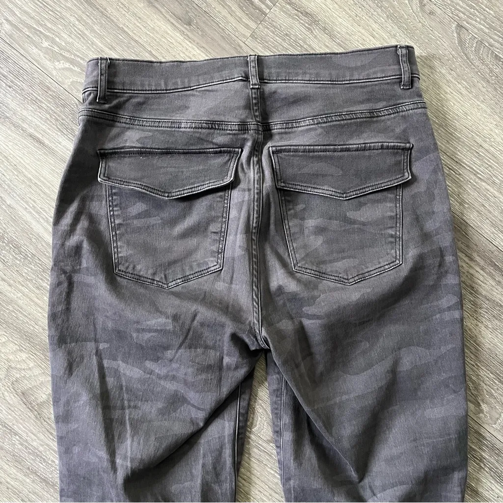 Express Women's Gray Camo Ankle Jeans - Image 8