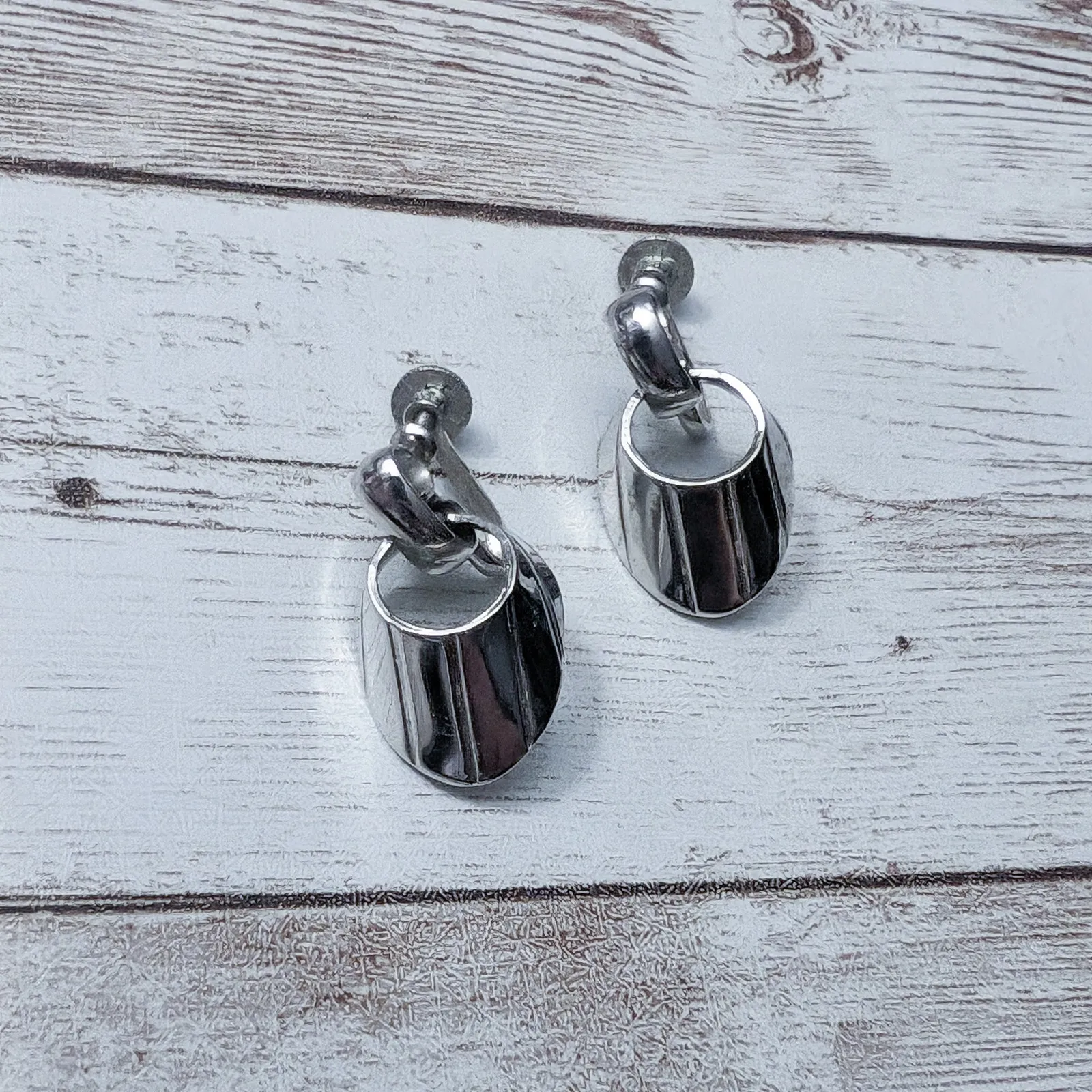 Vintage Screw Back Earrings Stamped Silver Tone with Line Detail - Image 7