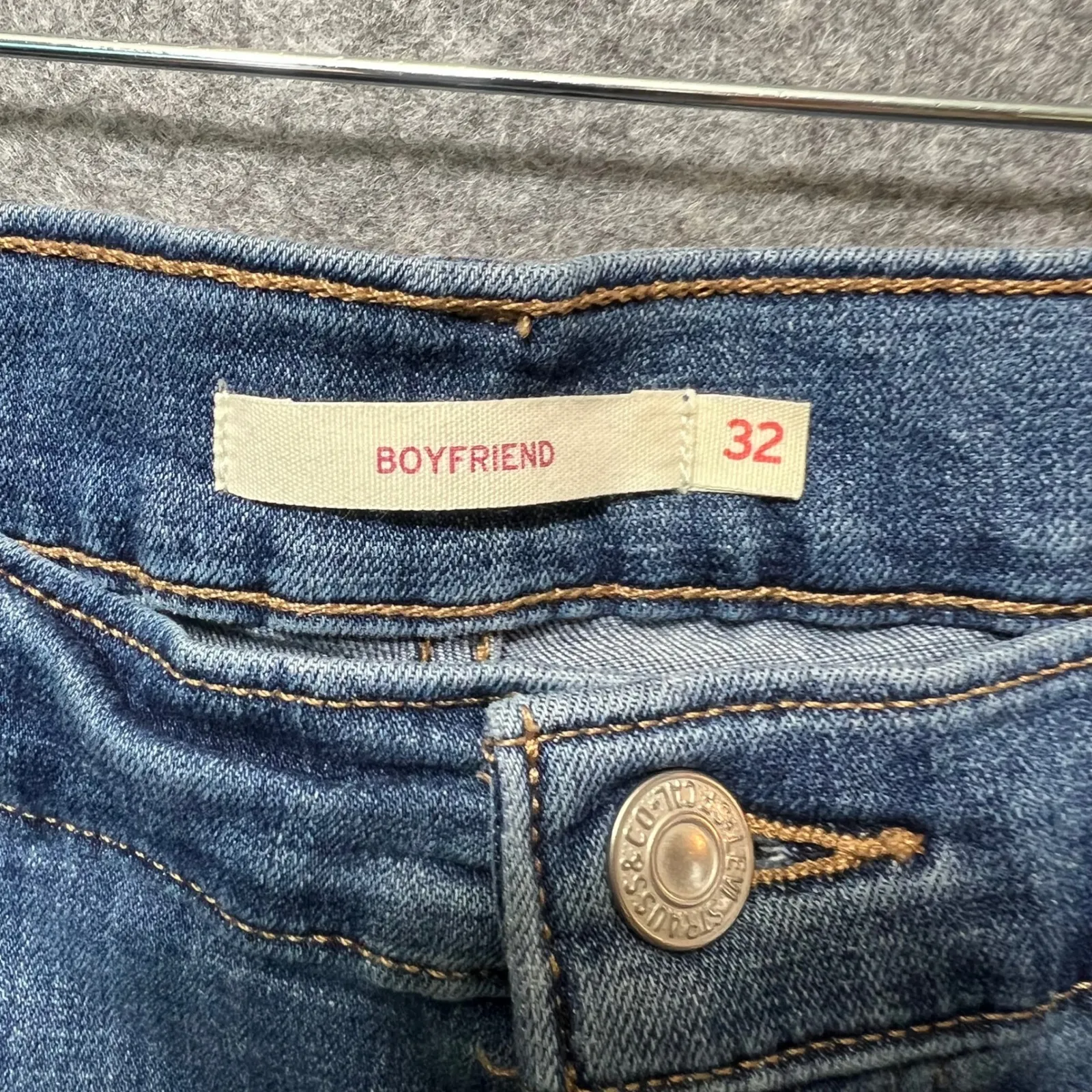 Levi's Boyfriend Jeans Women's Size 32 Light Wash Denim Relaxed Fit Casual 32x27 - Image 6