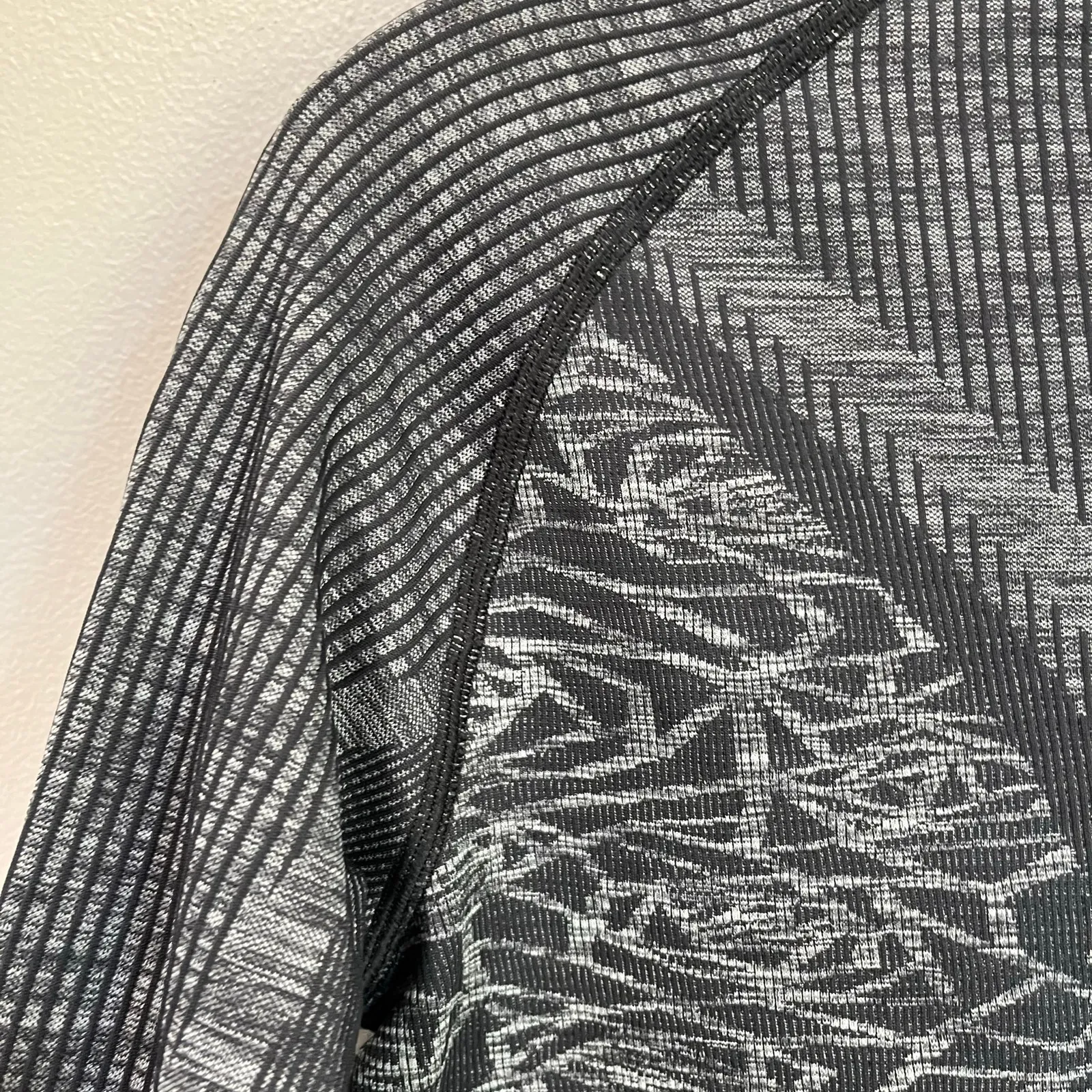 Lululemon Rest Less Pullover Gray Heathered Black Seamless Long Sleeve M/L - Image 7