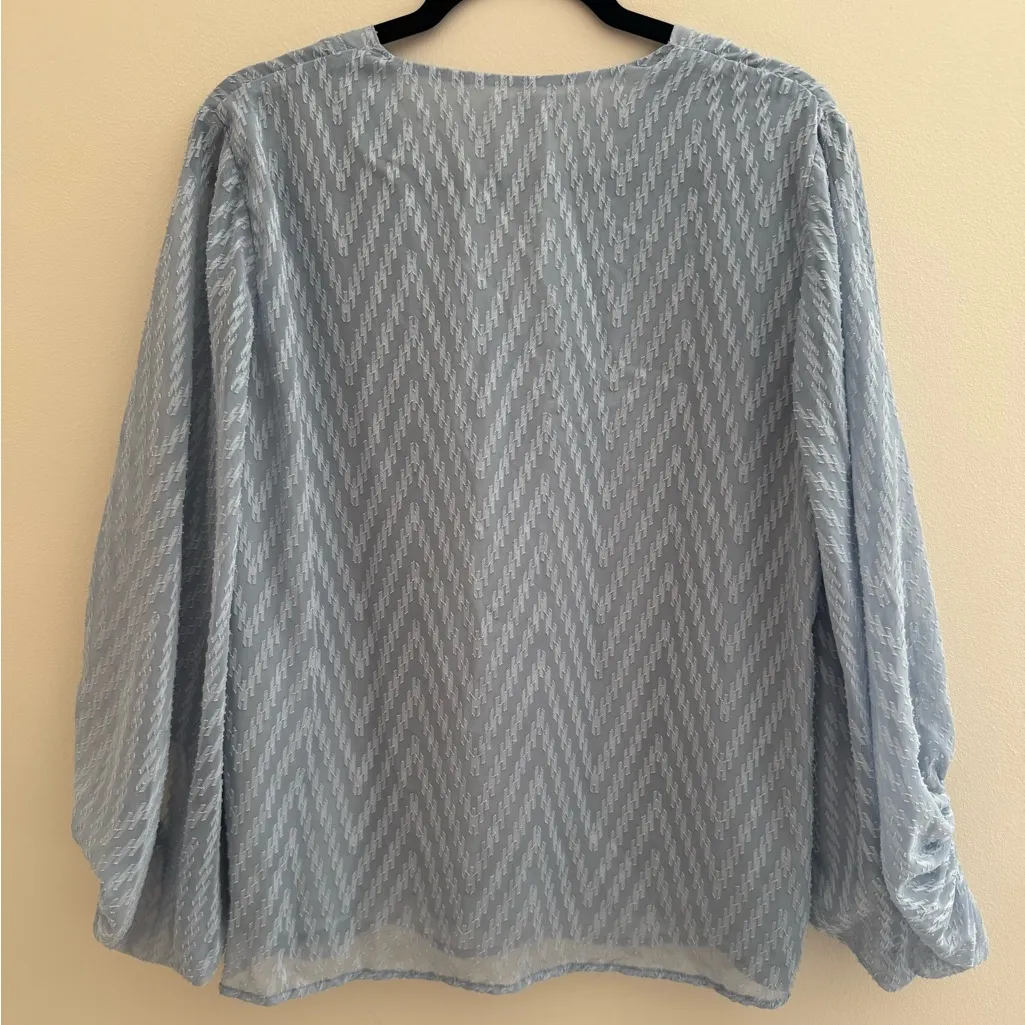 Entro Women’s Chevron Textured Blouse Size Large Blue V Neck Boutique - Image 2