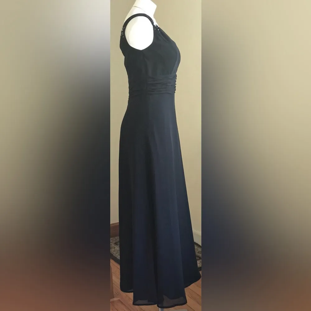 Black Da Vinci Mermaid Formal Dress SZ. S
Dress has sequins on Shoulders… - Image 3