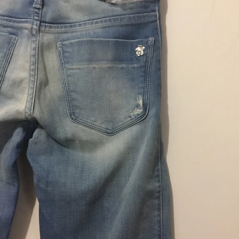 Black Orchid women's 26 distressed stretch zippered ankle biker moto jeans 27x26 - Image 6