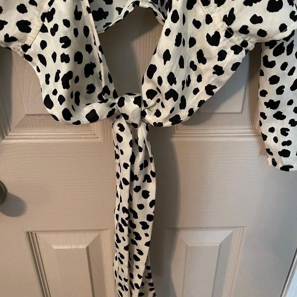 Rabbit Rose Dalmatian print cropped high neck open back blouse - Image 10