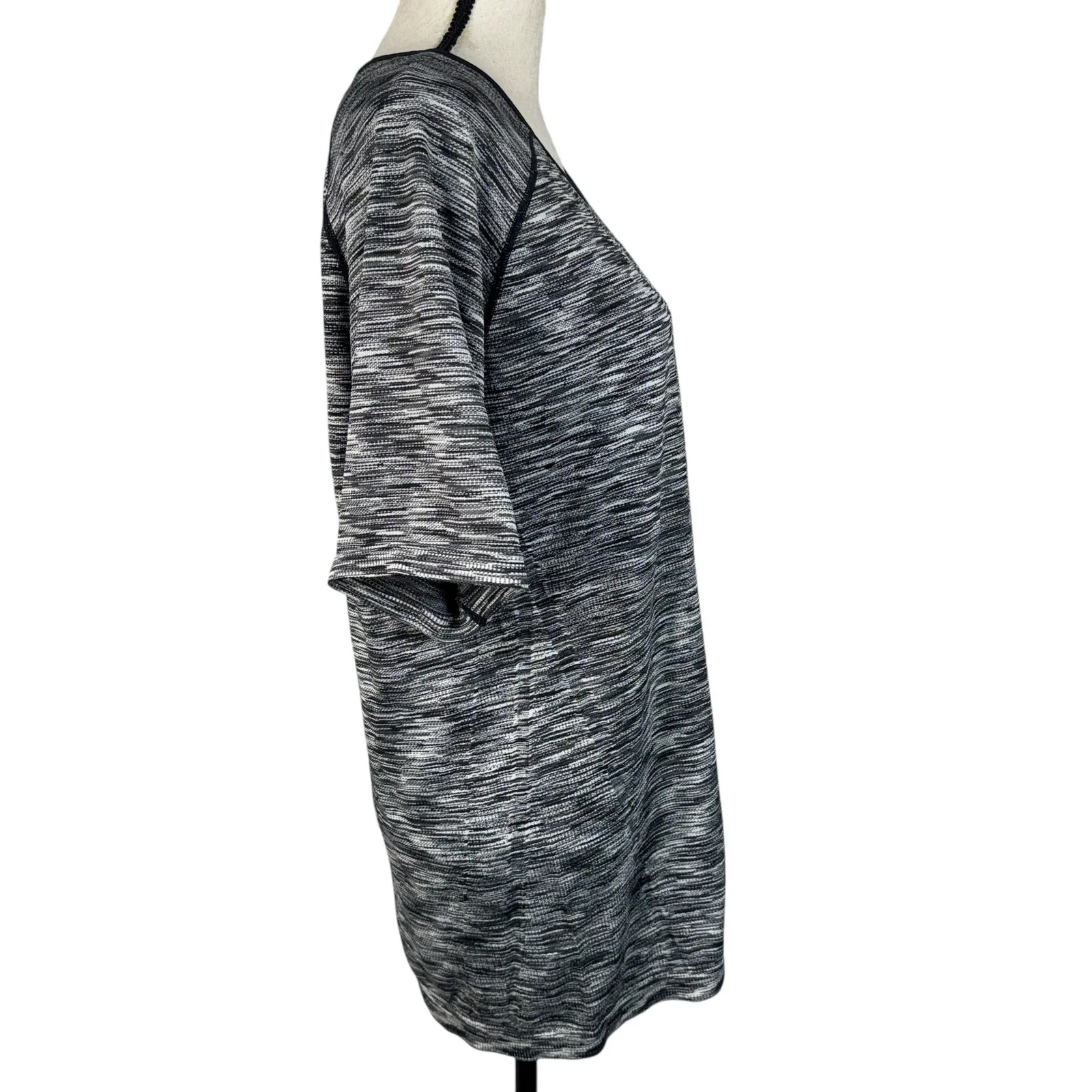 LIVI Lane Bryant SZ 22/24 Fitted Top Activewear Lightweight Crew Neck Stretch Black - Image 3