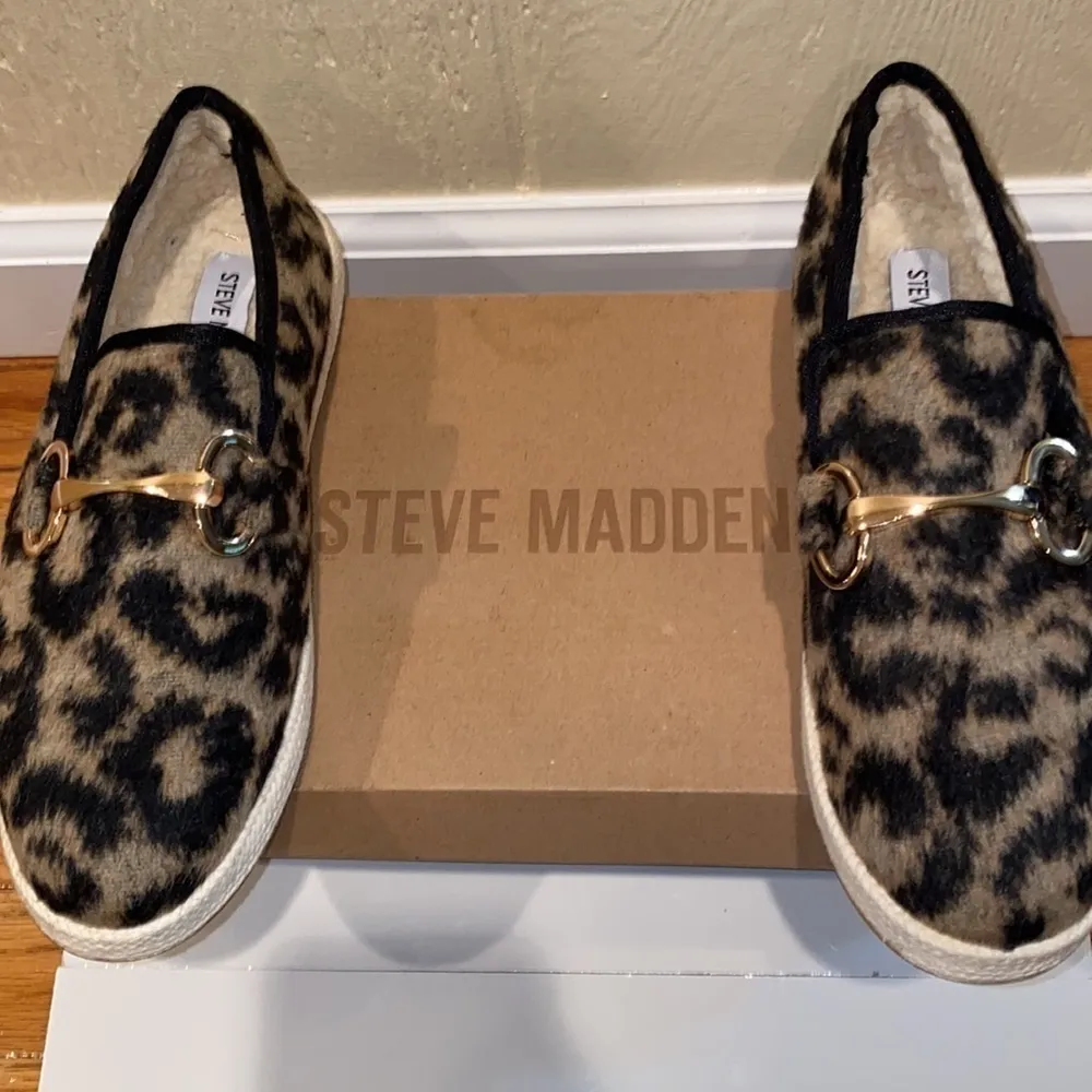 Steve Madden Paxtyn leopard fabric loafer with faux fur lining. Size 7. NWT/Box. - Image 3