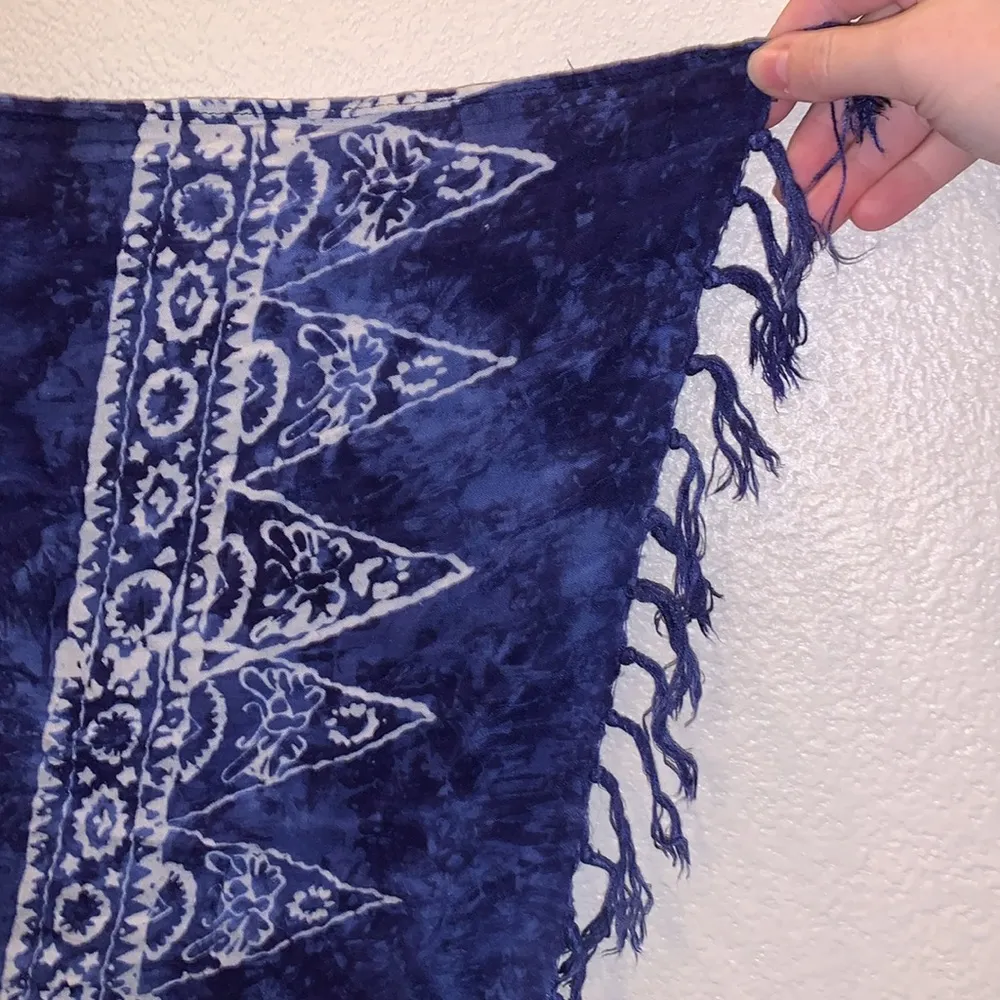Blue Hawaiian Ghecko print large fringe scarf - Image 5
