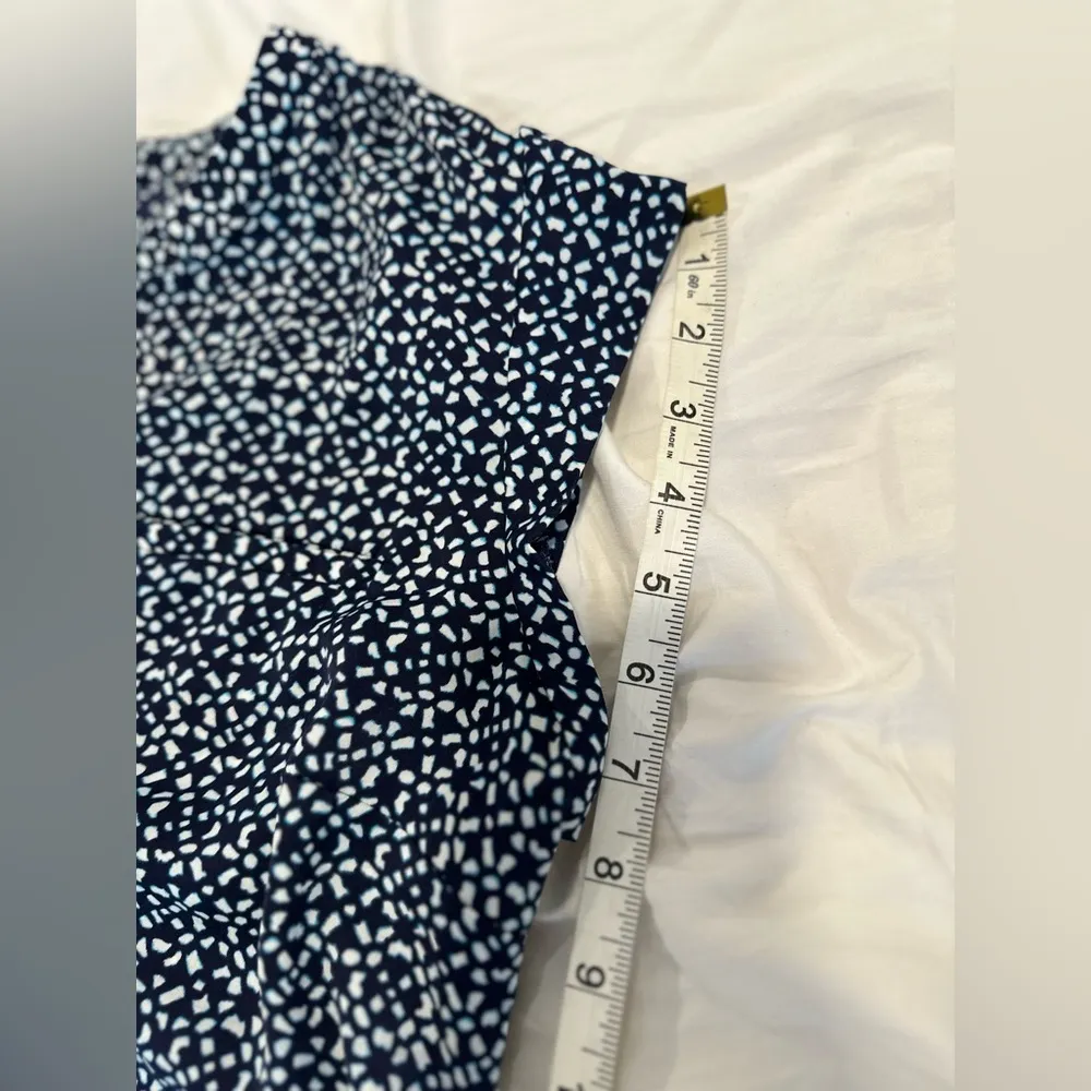 Dalia Collection Blouse Women Sz:M cap sleeve VNeck Blue White Geometric pattern - Image 5