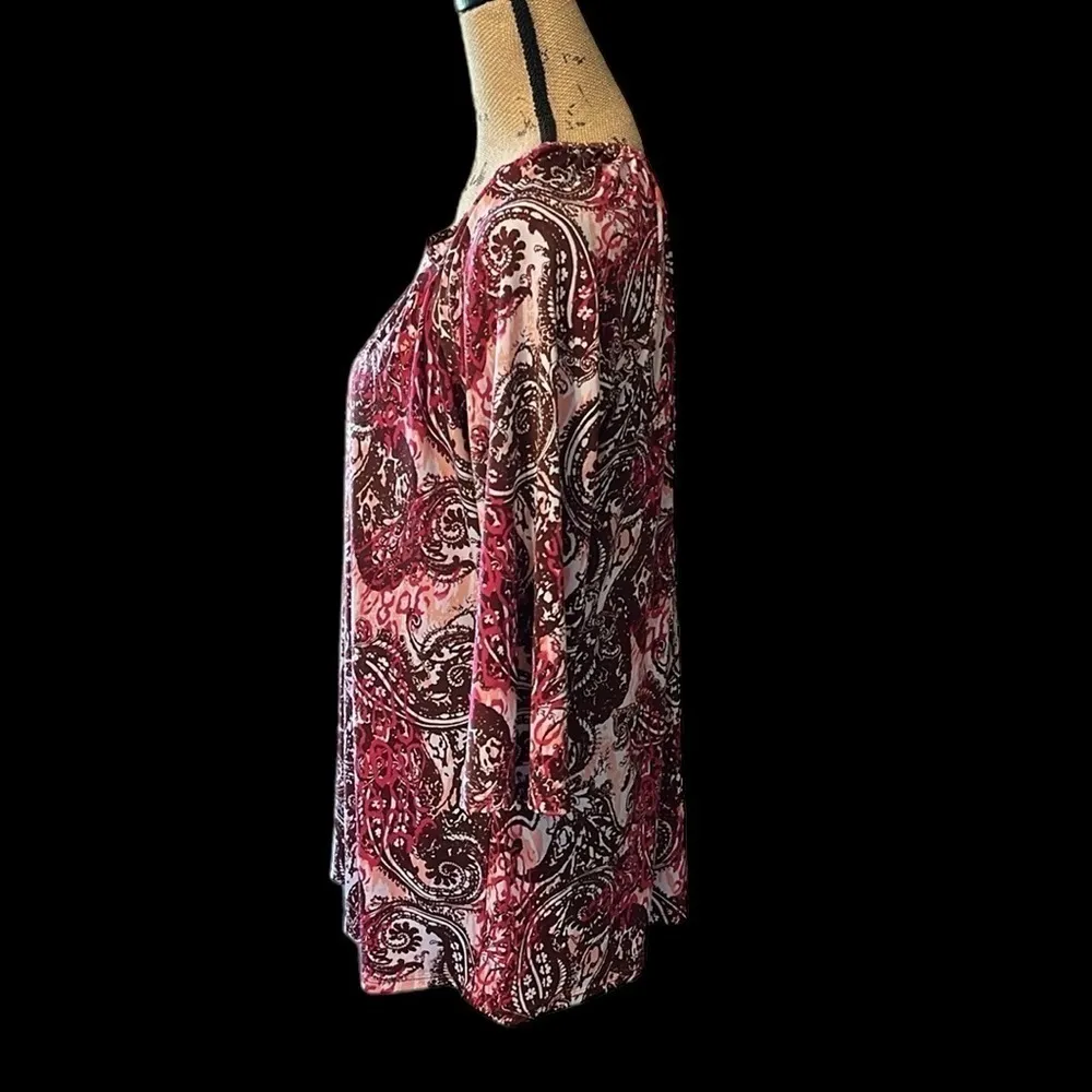 Suzie in the city paisley print blouse. EUC Red Size 1X - Image 3