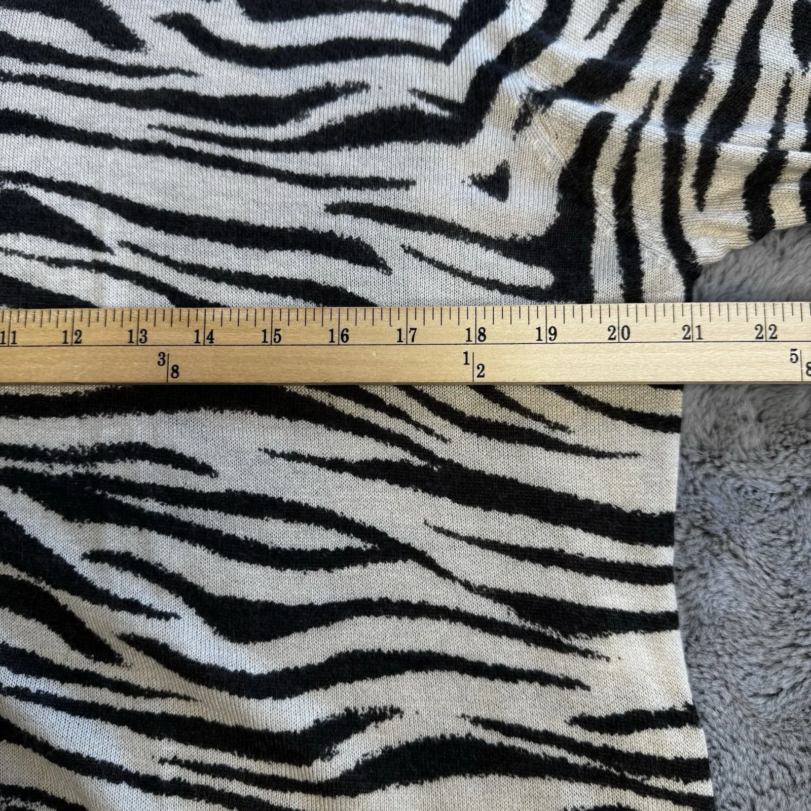 Crew Neck Lightweight  Zebra Print Sweater Sz S Side Zippers - Image 8