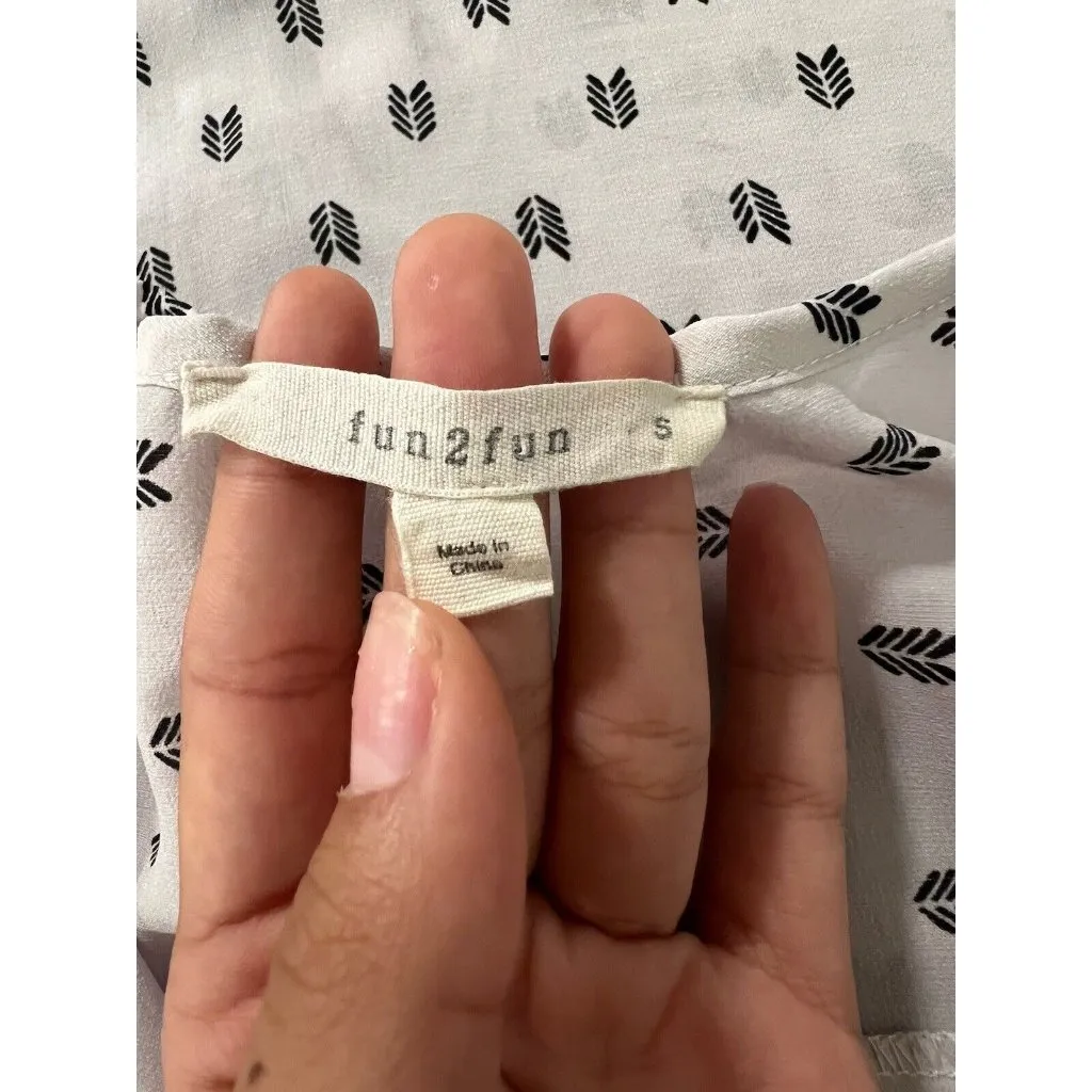 Fun 2 Fun White Feather/Aztec‎ Sleeveless V Neck Shirt Size Small Lightweight - Image 6