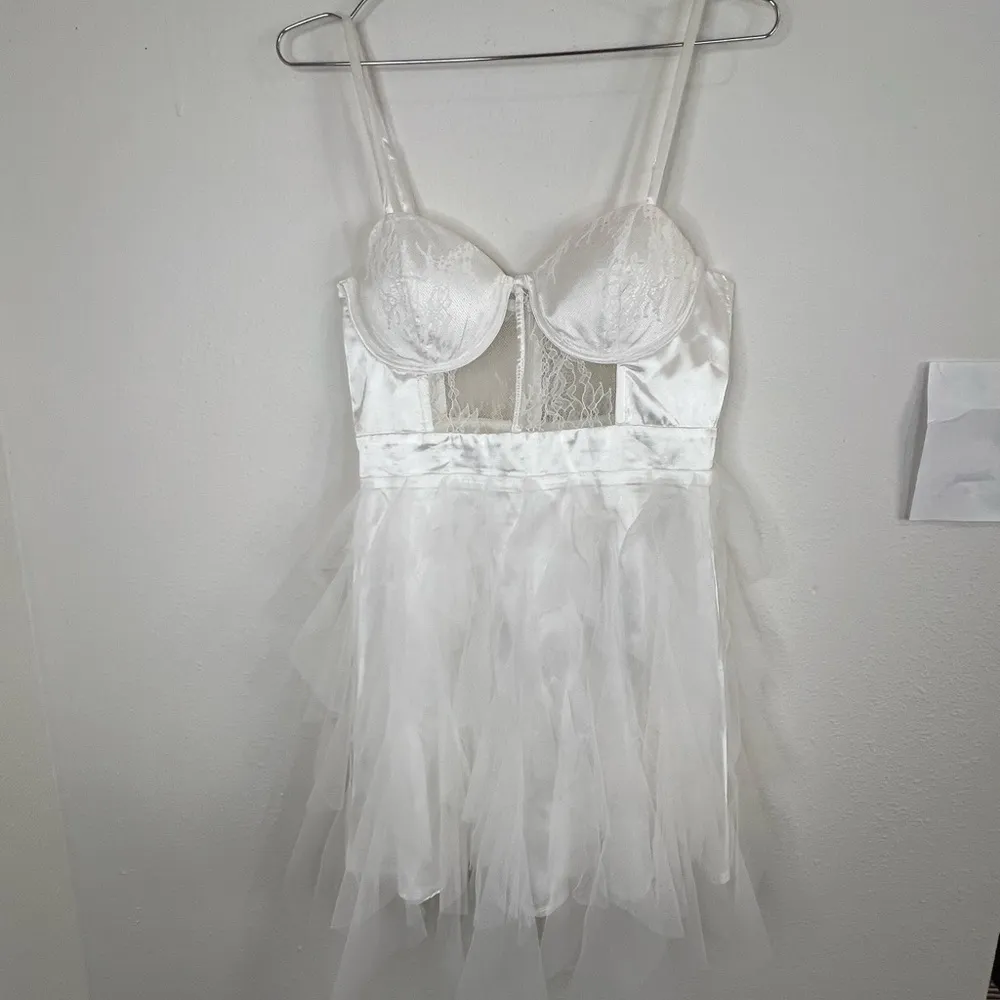 Lulu’s Women’s White Satin and Tulle Mini Dress Size Medium Bustier Style 32” - Image 2