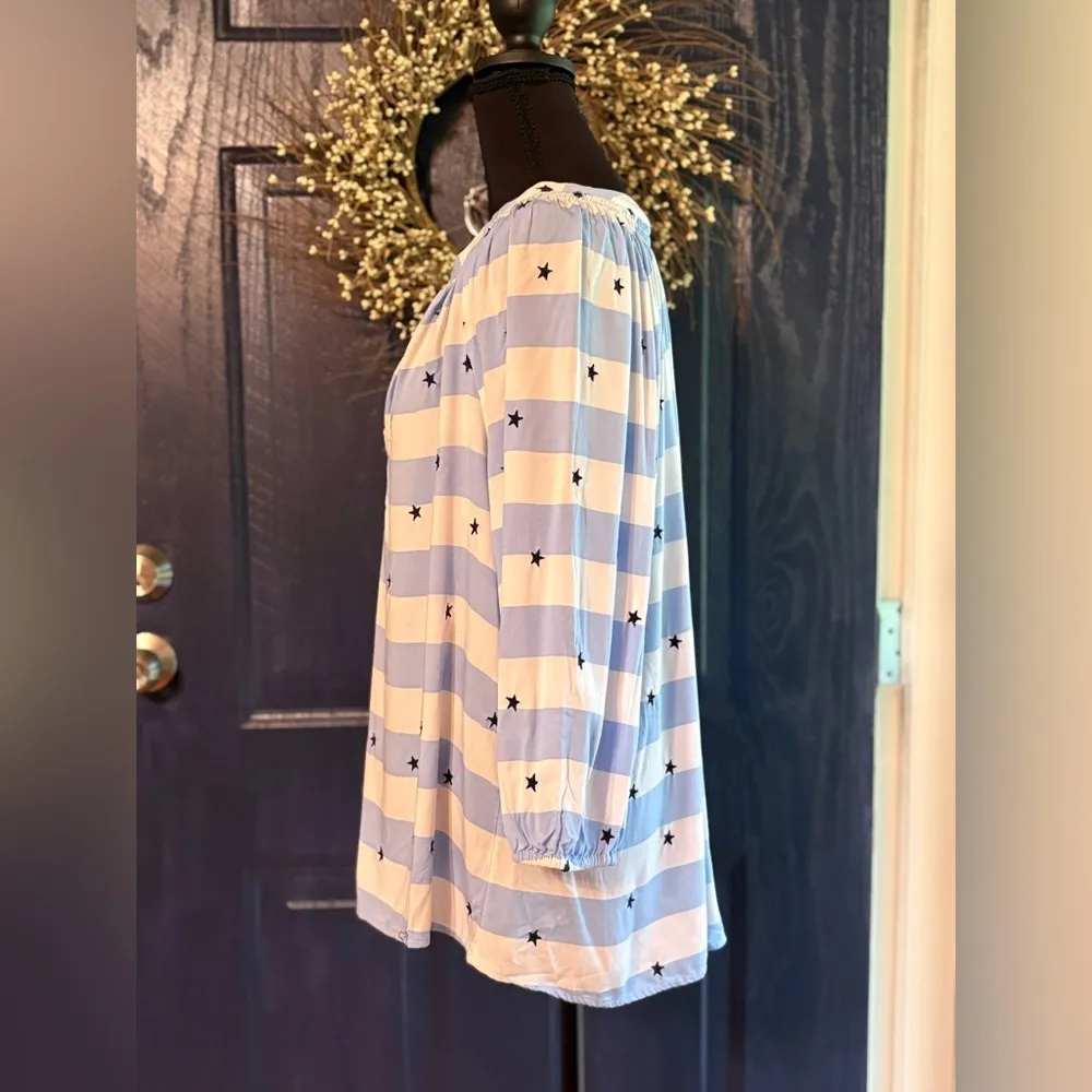 Crown & Ivy White and Blue Stripped w/ stars 3/4 Sleeve Blouse size L - Image 3