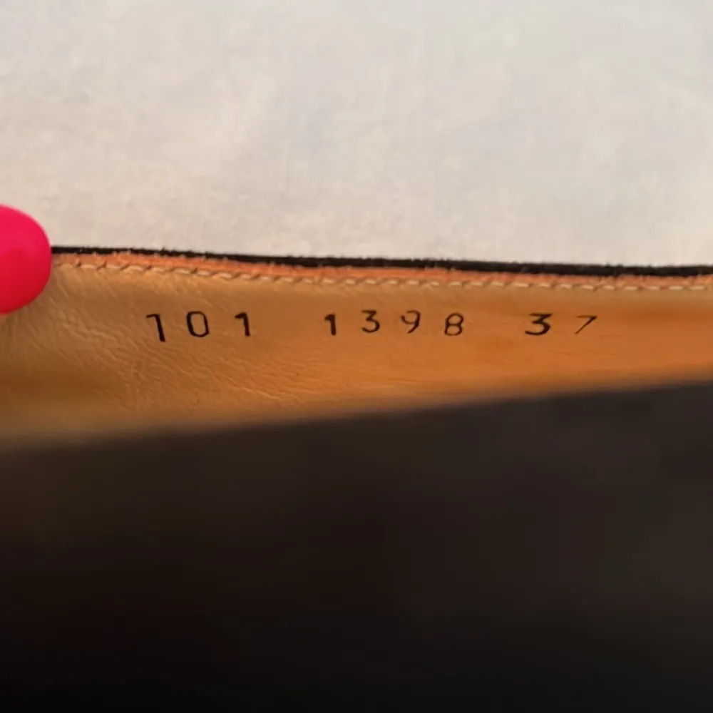 GUCCI women’s suede black flats in EUC - Image 3