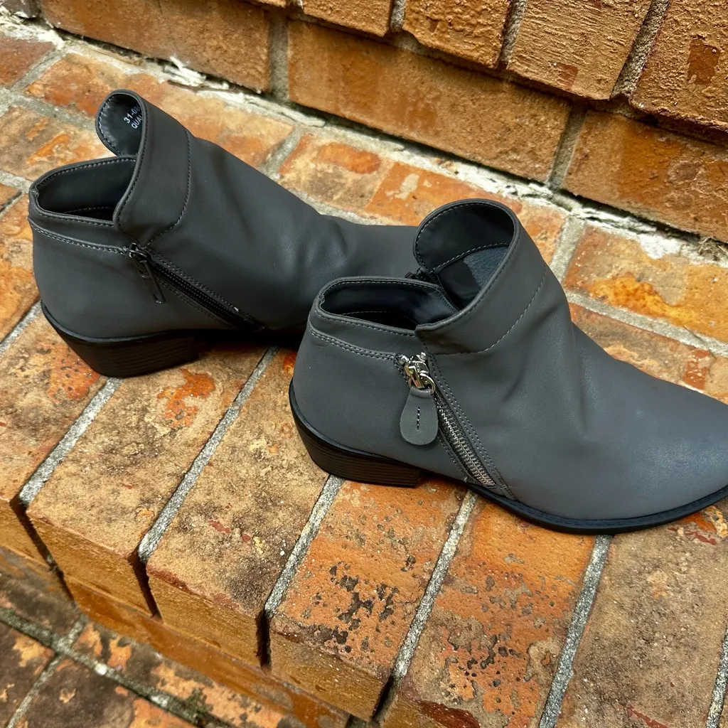 Easy Street black ankle booties grey size 7.5 - Image 5