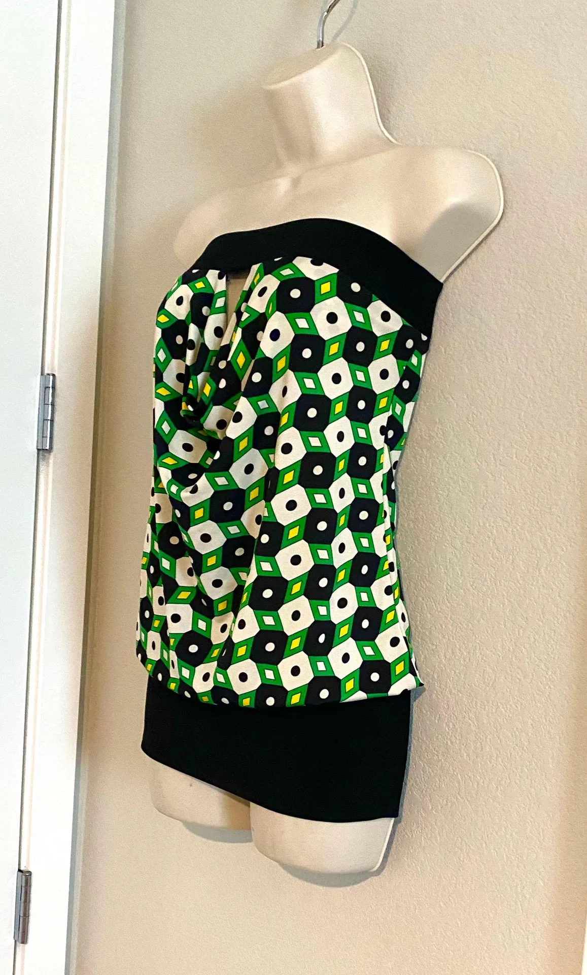 Like new  sleeveless blouse. - Image 3