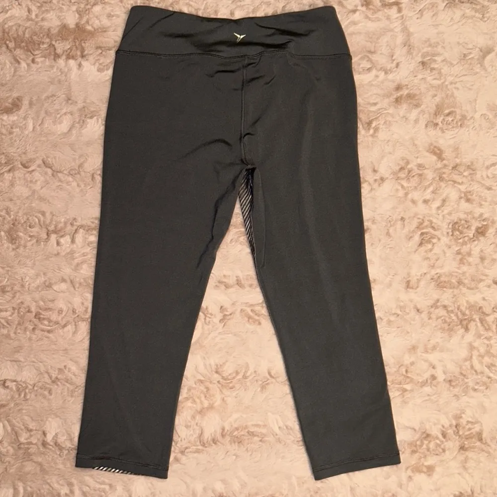 Old Navy  active tall L workout capri pant - Image 8