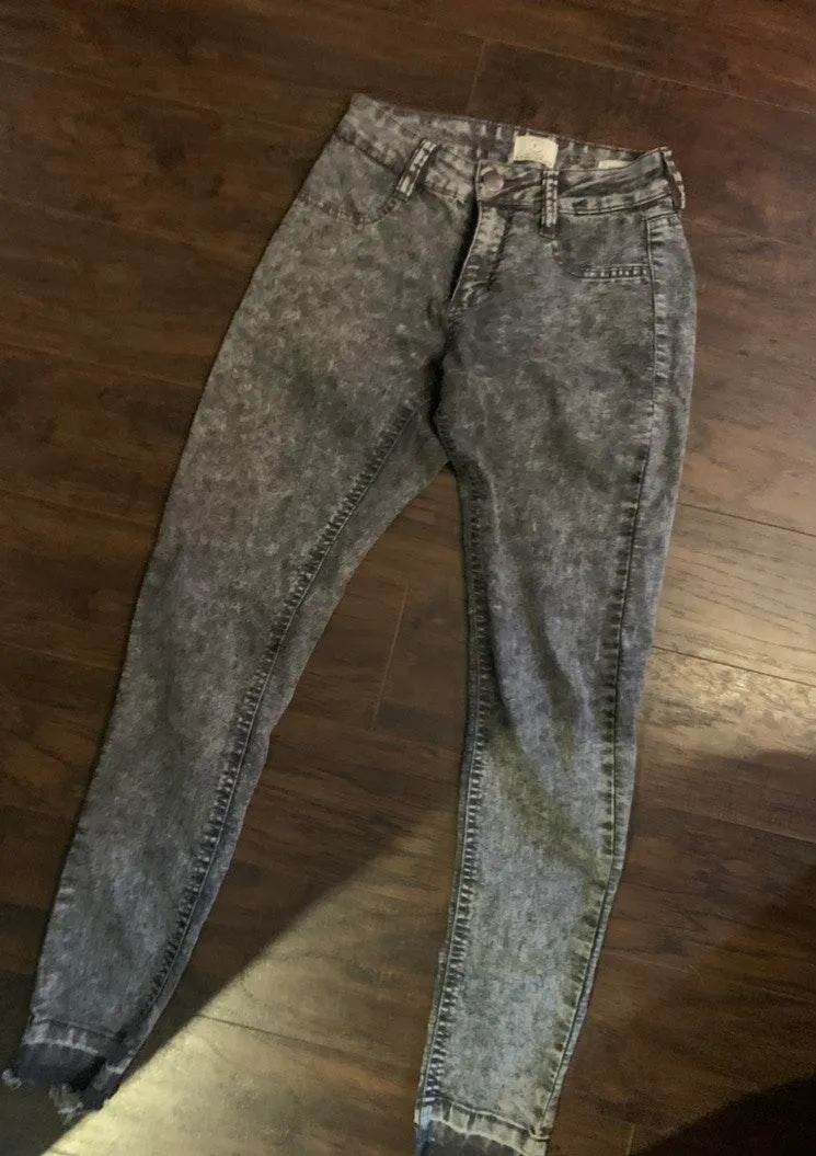 Grey Acid Wash Mid-Rise Jeggings - Image 7