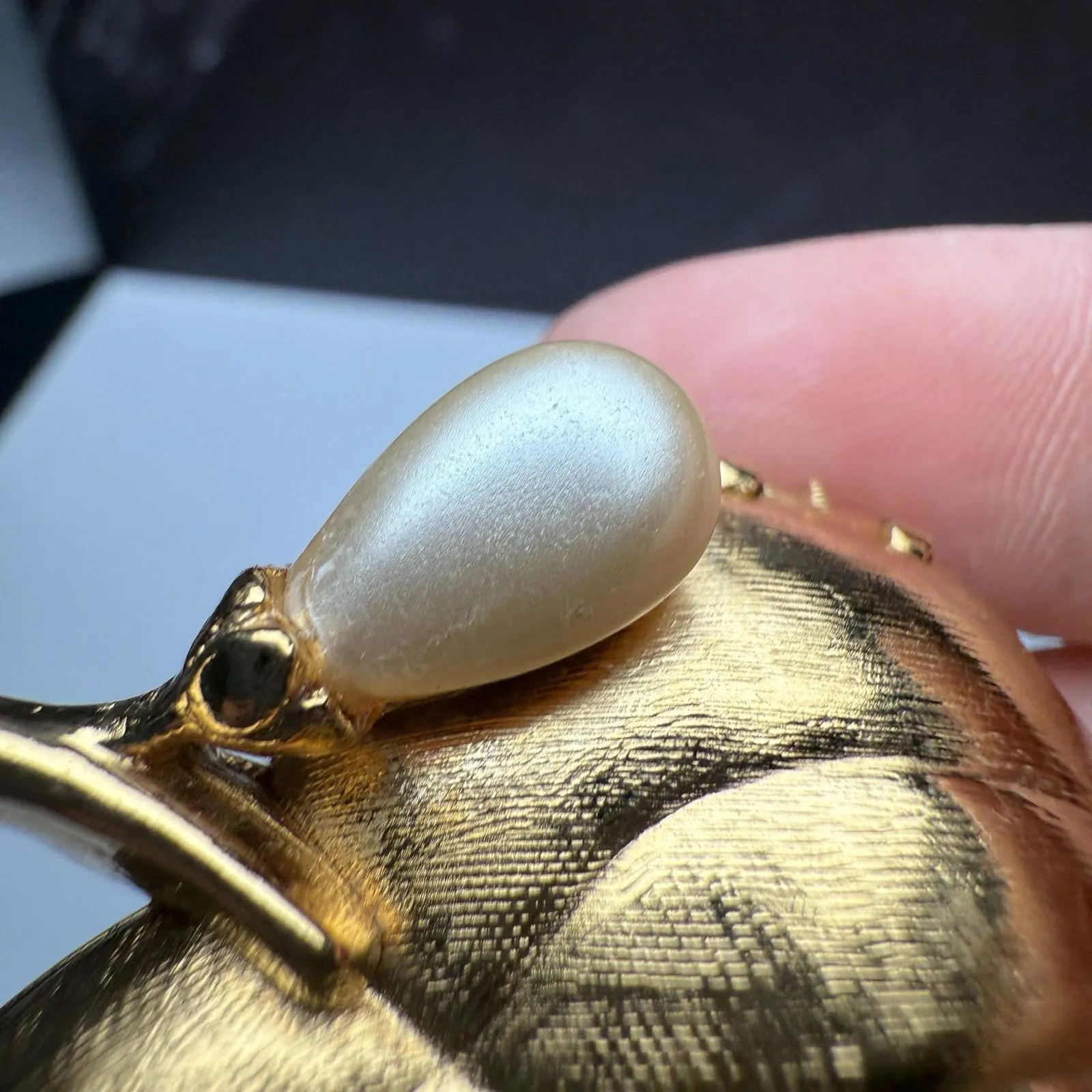 Avon Gold Tone Leaf Faux Pearl Locket Solid Perfume Holder Brooch Pin - Image 5