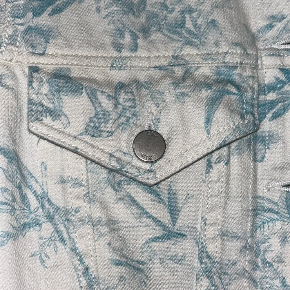 Denim Cropped Long Sleeved Floral Printed Jean Jacket Size M NEW - Image 6