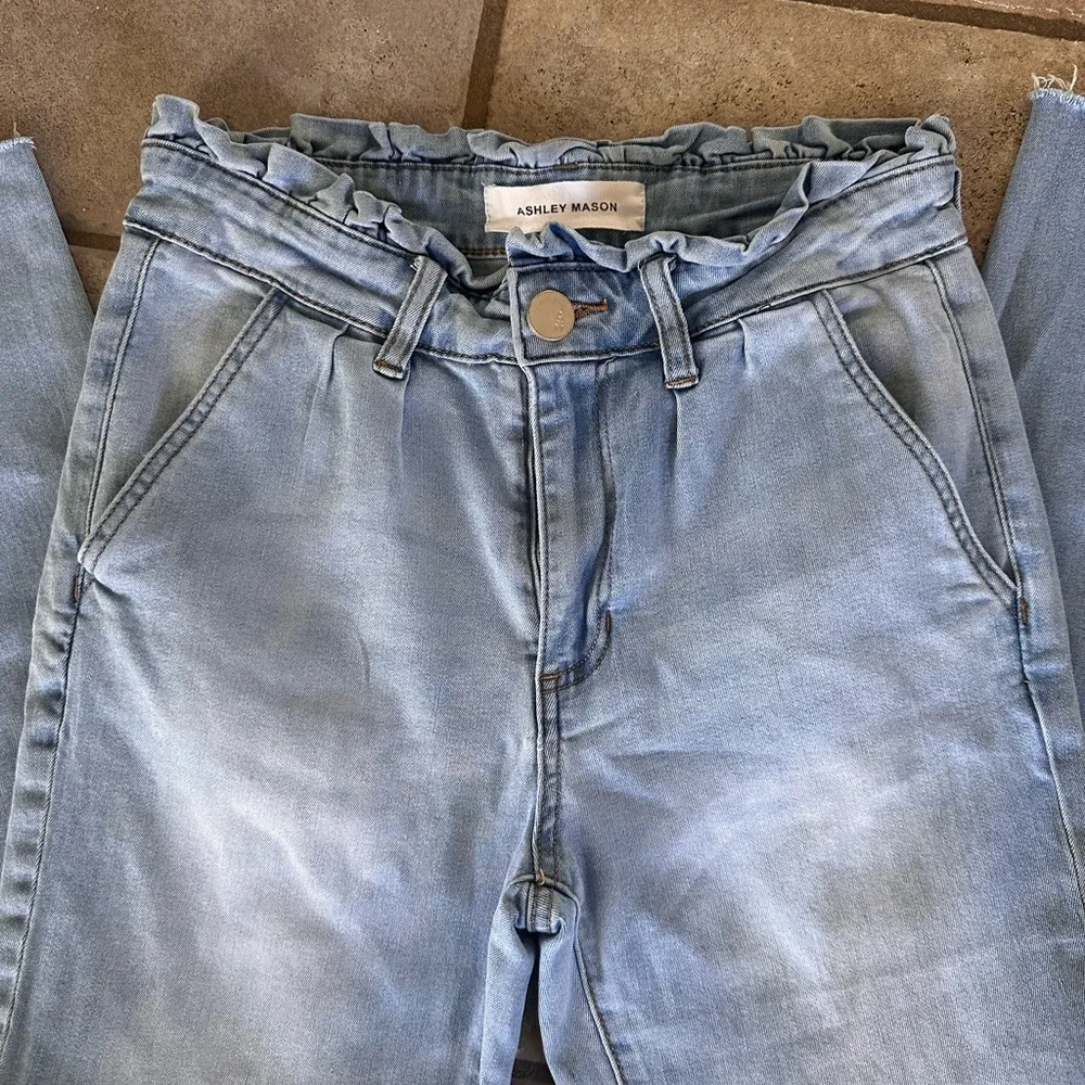 Ashley Mason size 9 paper bag style light wash skinny jeans with raw hem - Image 2