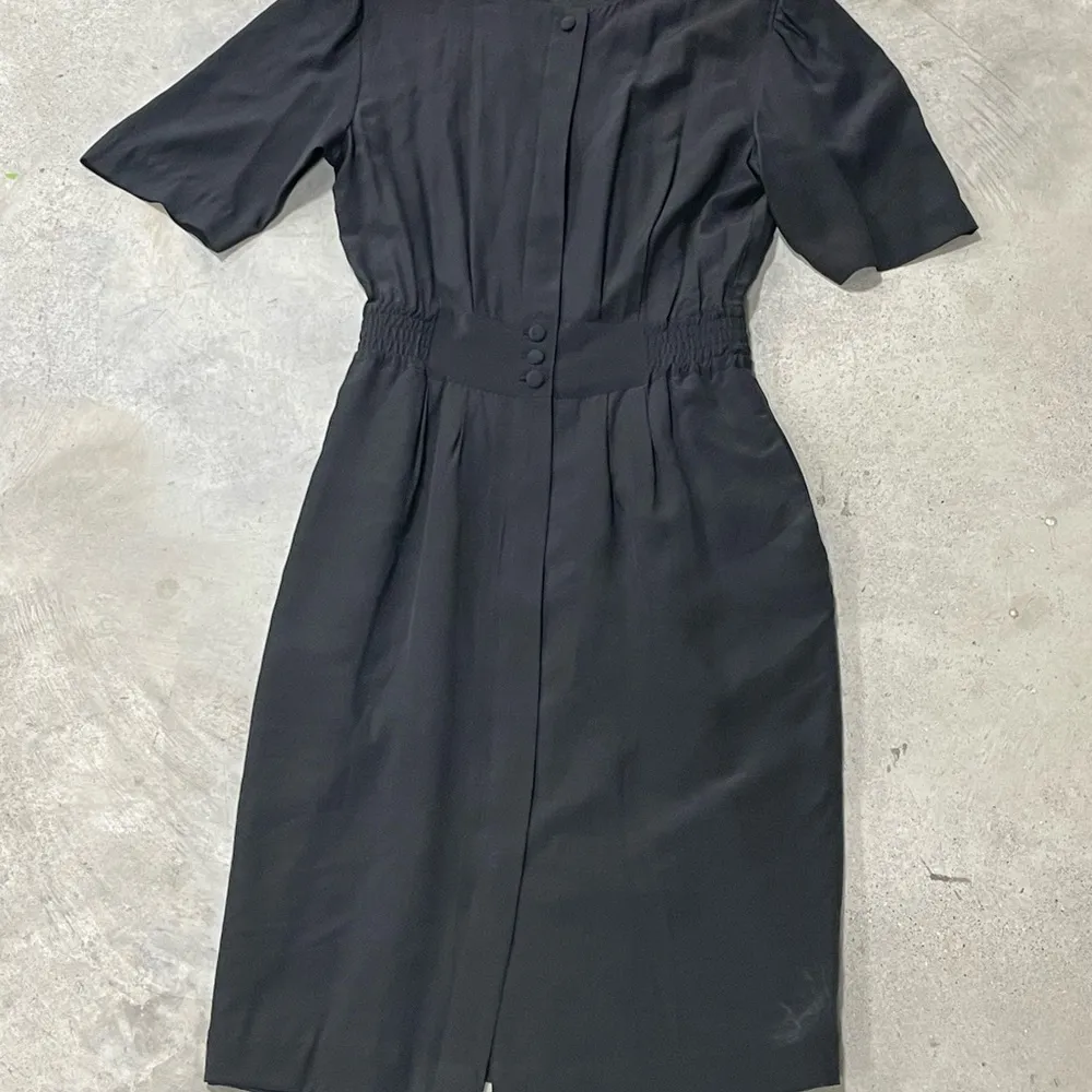 Vintage Jos A Banks Black Short sleeve knee length 100% silk dress size 4 - Image 2
