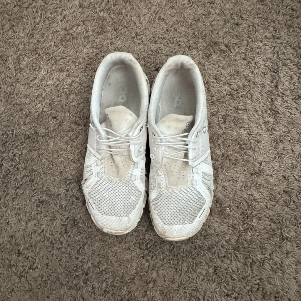 On Clouds Women's White Athletic Shoes Size 9 - Image 4