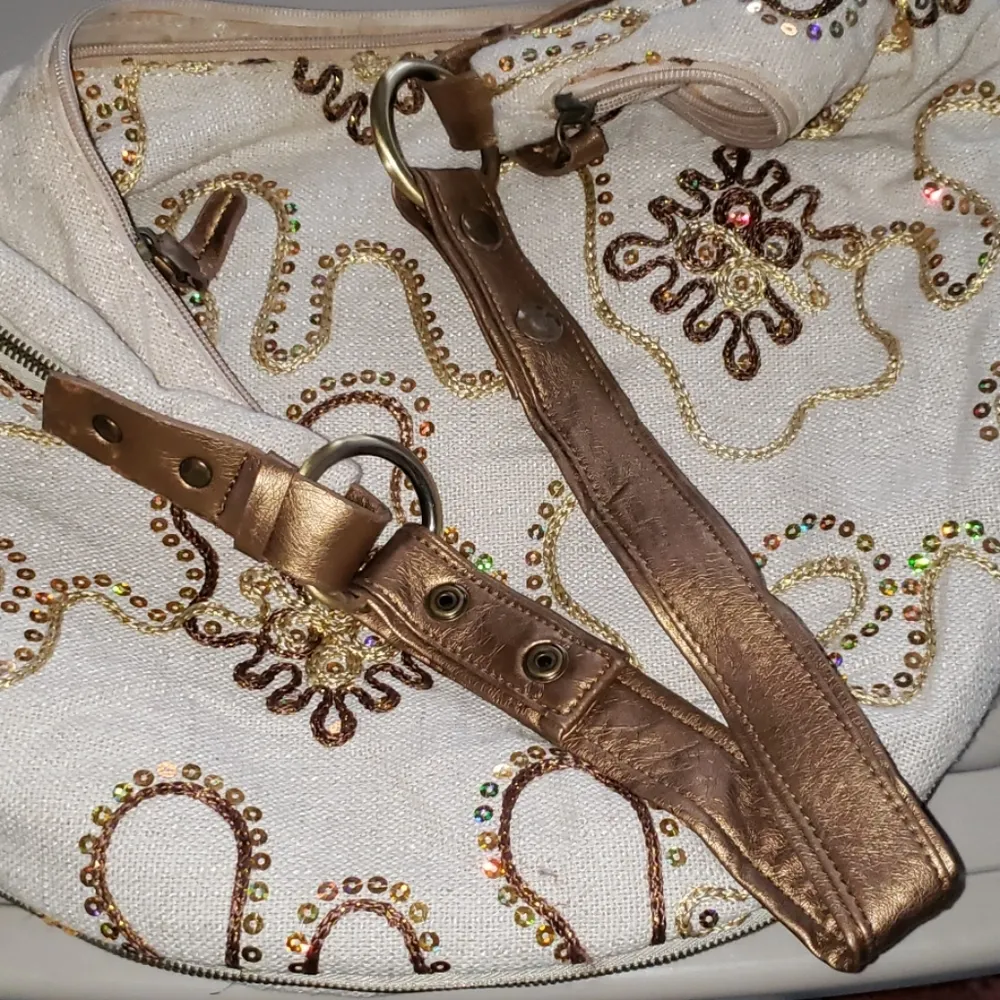 Purse. (B) Gold - Image 3